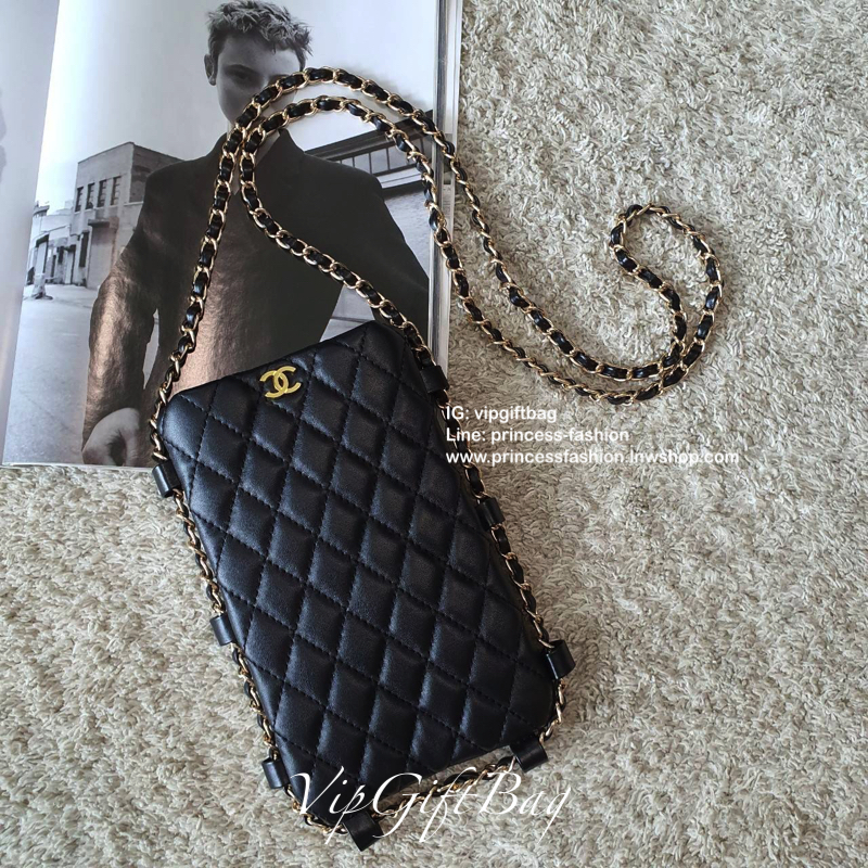 CHANEL VIP GIFT WOC BAG กระเป๋าสตางค์คล้องคอ/ Crossbody ที่กำลังมาแรงมาในตอนนี้ ตัวกระเป๋าเป็นกระเป๋าสตางค์หนังพียูพรีเมี่ยม **อะไหล่ทองทั้งใบ ด้านหน้าประดับโลโก้ CC สุดหรู เปิดปิดด้วยกระดุมแม่เหล็ก ใส่มือถืได้ทุกรุ่น ธนบัตรแบบพับ ปละเหรียญได้ ขนาดกำลังน่
