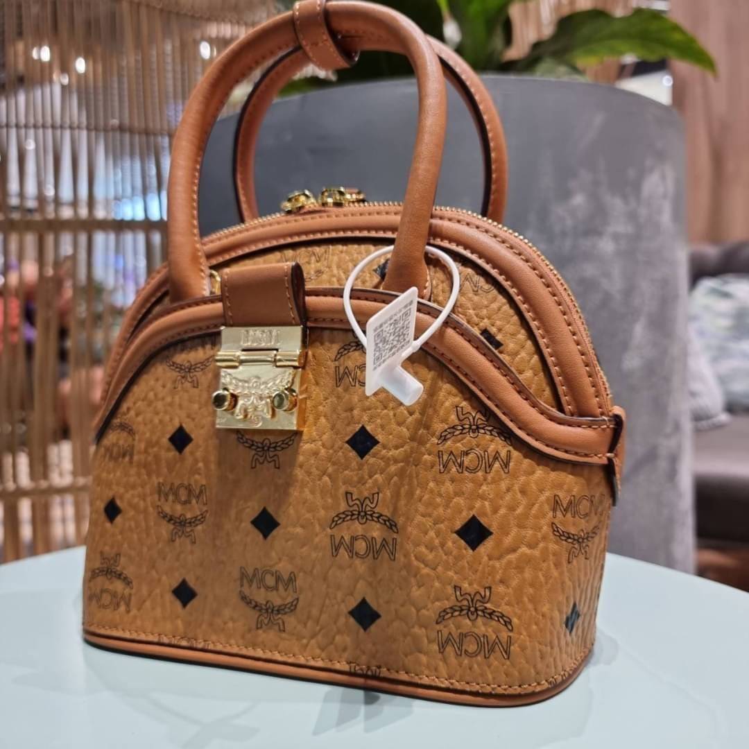 M.C.M SMALL ANNA TOTE คอลเลคชั่นใหม่ดีไซน์ไม่ซ้ำใคร รุ่นนี้เป็น seasonal หายากไปอีก กระเป๋าถือ/สะพายข้าง ทรงยูนีคโดดเด่น น่าใช้ หูจับในตัวมาพร้อมสายรัดเก็บ วัสดุหนังแคนวาสคุณภาพดี ตกแต่งตัวกดล็อคเอกลักษณ์ เปิด-ปิดด้วยซิป ภายในเป็นช่องโล่ง ใส่ของได้สบายๆ ต