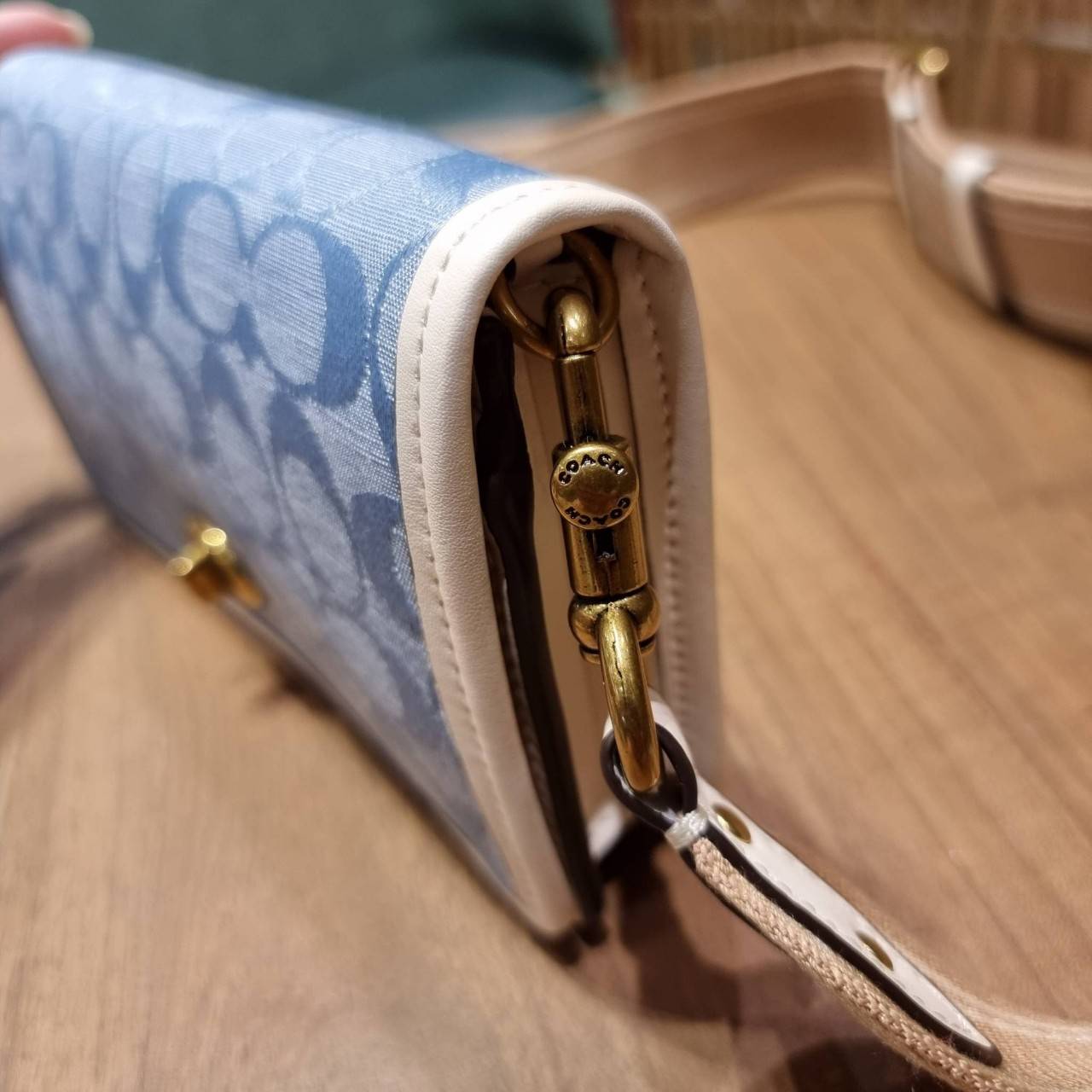 COACH C3824 FOLDOVER CROSSBODY CLUTCH IN SIGNATURE JACQUARD คลัทช์เก๋ๆที่สาวๆตามหา 2IN1 ไปอีกหนึ่ง!! กระเป๋าสะพายทรงคลัชท์ ใช้งานได้ถึง 2 แบบ จะพกเดี่ยวๆแทนกระเป๋าสตางค์ หรือคล้องสายสะพายข้าง สะพายชิคๆคูลๆ ก็ได้อีก มันดีงามมากทุกสี เพราะความละมุนของผ้า ja