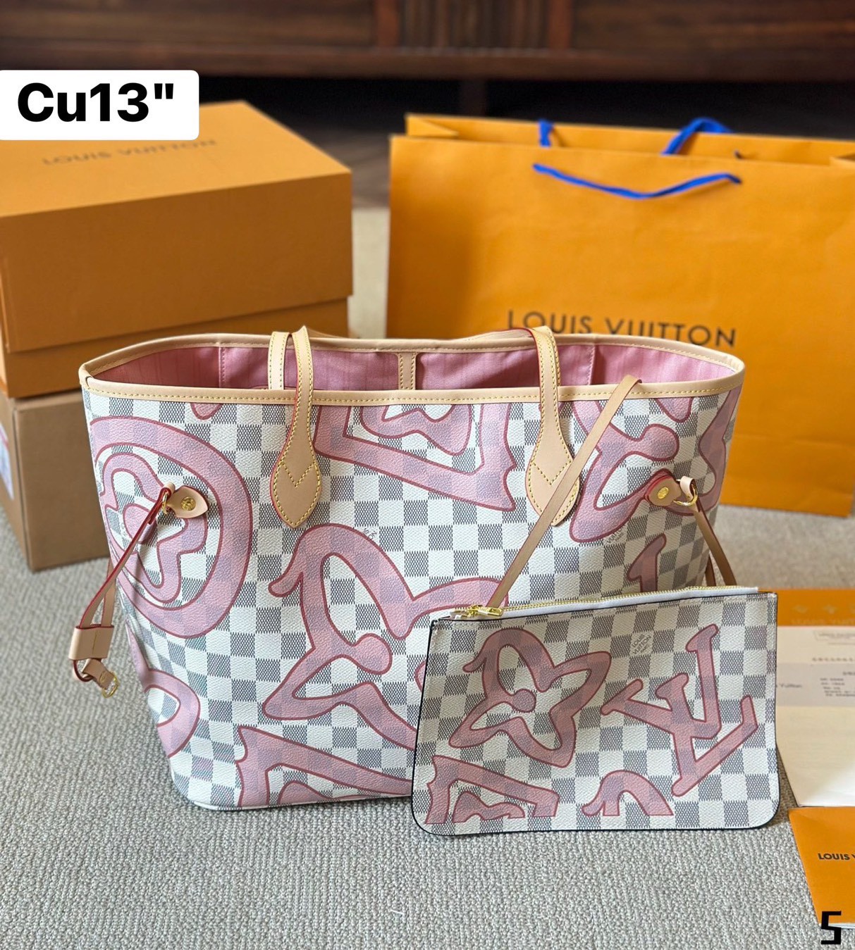 LV Neverfull MM Tahitienne Damier Azur / Capri Monogram กระเป๋าทรงโท้ทใบใหญ่ ดีไซน์ใหม่ สีสันลวดลายโดดเด่นไม่ซ้ำใคร แต่งแต้มลงบนกระเป๋าสร้างดีเทลให้ดูมีมูลค่าเพิ่มขึ้น อัพลุคได้เลย