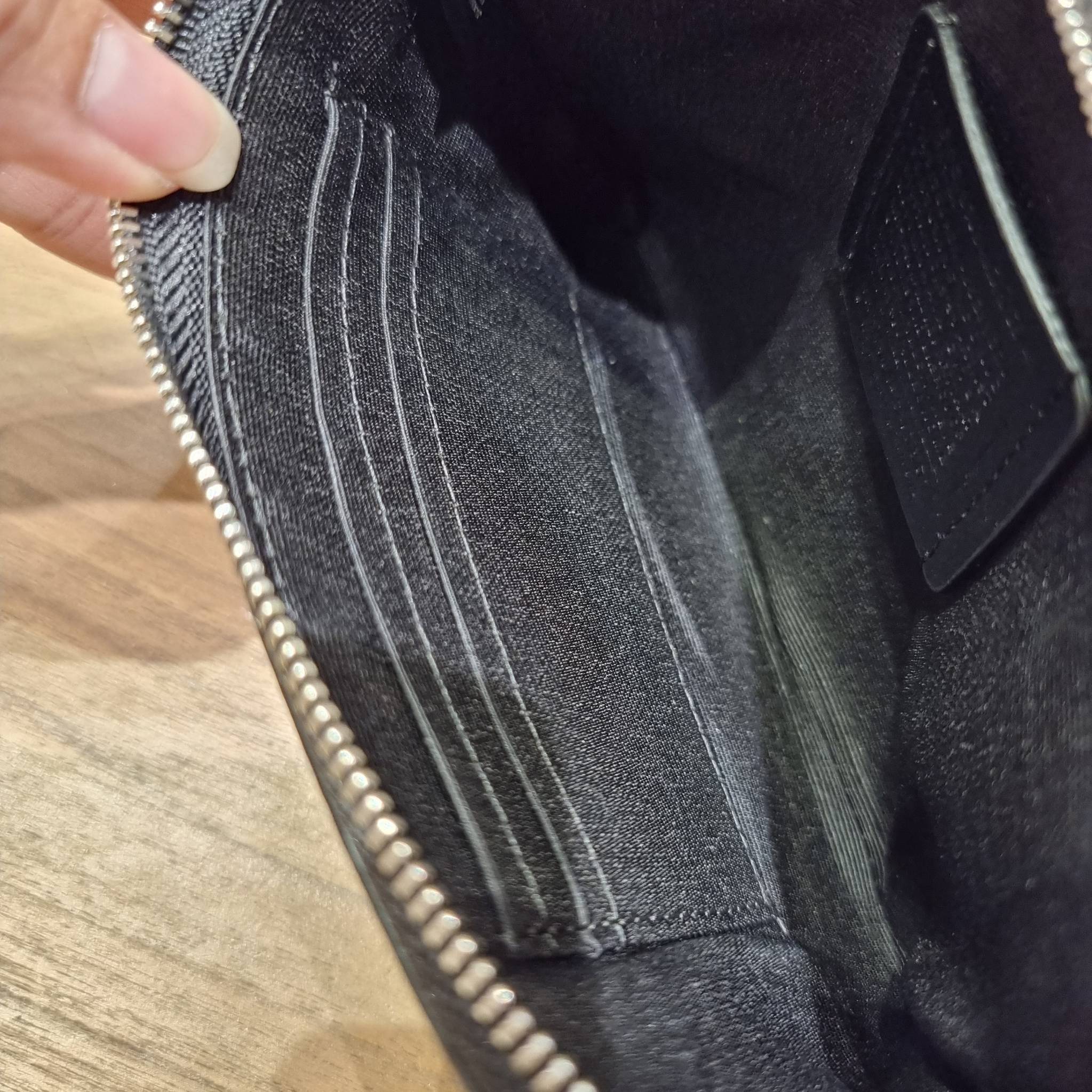 COACH C4589 COACH x PEANUTS CORNER ZIP WRISTLET IN SIGNATURE CANVAS WITH SNOOPY PRINT เหล่าผองเพื่อนและสนูปพีมาแล้วจ้า คอลเลคชั่นสุดน่ารักที่ฮอตไม่มีตก กระเป๋าคล้องมือ ขนาดเหมาะพกพากำลังเหมาะ วัสดุหนังแคนวาสเคลือบลาย ภายในเป็นช่องโล่ง ใส่ธนบัตร หรือใส่บัต