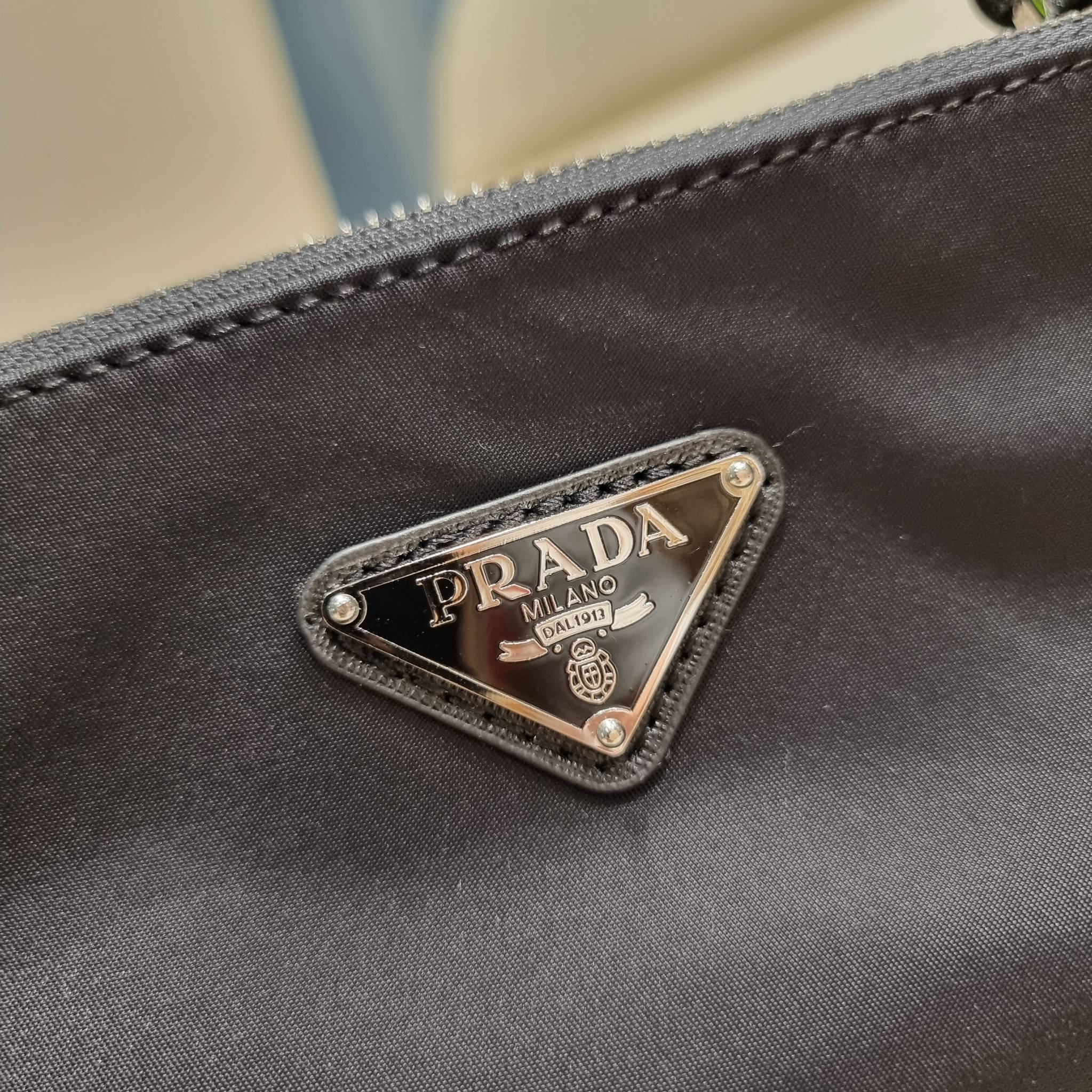 PRADA RE-EDITION 2000 RE-NYLON SHOULDER BAG ไอเท็มสุดโปรด unisex กระเป๋าสะพายข้าง ดีไซน์เรียบง่าย แต่มีความหรูในตัว รูปทรงพกพาสะดวก หยิบใช้ได้ในทุกๆวัน อีกหนึ่งคอลเลคชั่นขายดี วัสดุผ้าไนล่อนคุณภาพ พร้อมใบลูก ไว้ใส่เหรียญ ใส่กุญแจได้สารพัด เปิด-ปิดด้วยซิปห