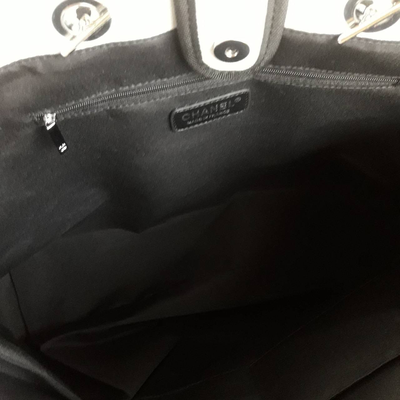 รุ่นใหม่ล่าสุด!! ที่สาวๆรอคอย Chanel tote canvas bag จากงานพรีเมี่ยม VIP GIFT รุ่นดังเลยค้า Size ใหญ่อลัง บอกเลยว่า **งานดีที่สุด ตัวกระเป๋า กระเป๋าผ้าเป็นผ้า canvas เนื้อดีสมราคา สัมผัส นุ่มลื่นมือมากกกก อะไหล่เงินปั้มแบรนด์แท้ทั้งใบ ด้านหน้าปัก logo แบร