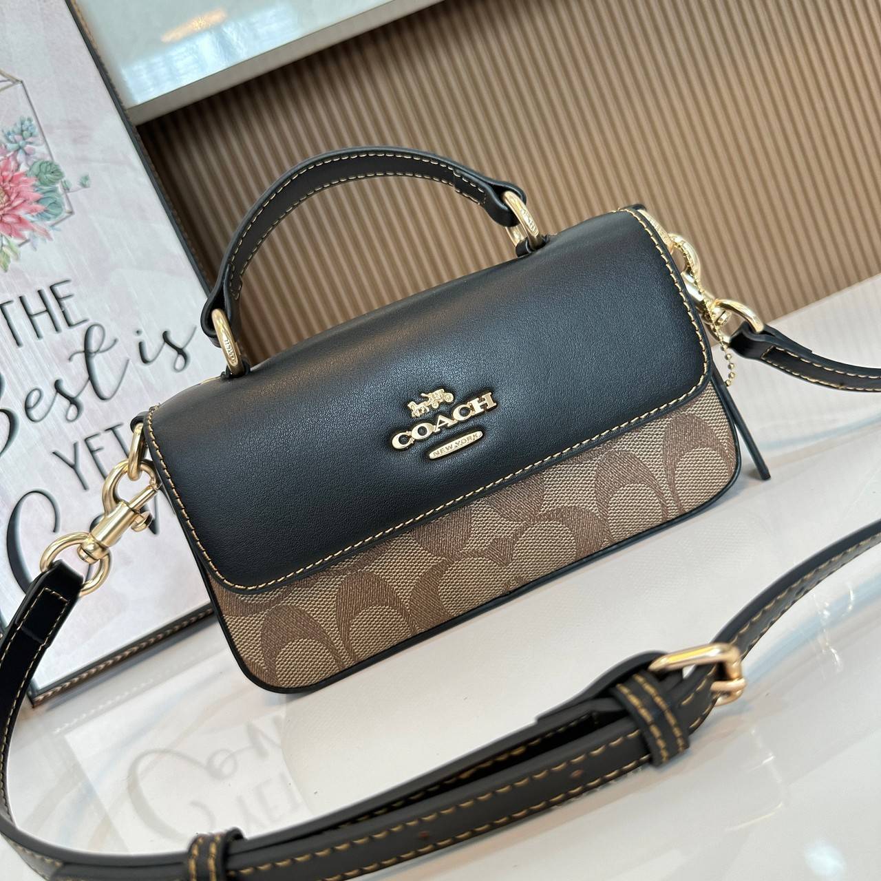 Coach Mini Josie Top Handle Crossbody In Blocked Signature Canvas (cc340) ใหม่ล่าสุด กระเป๋าสะพายหรือถือใบเล็กกระทัดรัด วัสดุหนังตัดขอบหนังแท้ ภายในช่องโล่งกว้างสามารถใส่โทรศัพท์ iPhonePro max ได้ มีช่องใส่บัตรเครดิต 2 ช่อง เปิดปิดด้วนกระดุมแป๊ก ซับในผ้า 