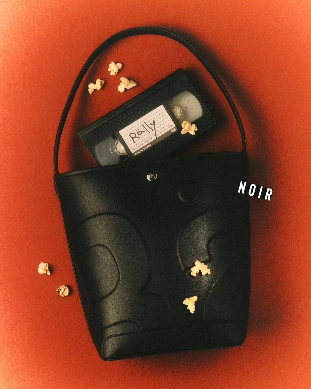 Rally The Bag Whisper กระเป๋าทรงบัคเก็ตงานหนังรุ่นใหม่ ฮอทติดลมบน มาแรงสะพายกันทั่วบ้านทั่วเมือง สายแบกสายขนห้ามพลาดจุของได้เยอะ รุ่นหนังผิวสัมผัสนิ่มมือ ทนทานและจุสิ่งของได้ครบครัน