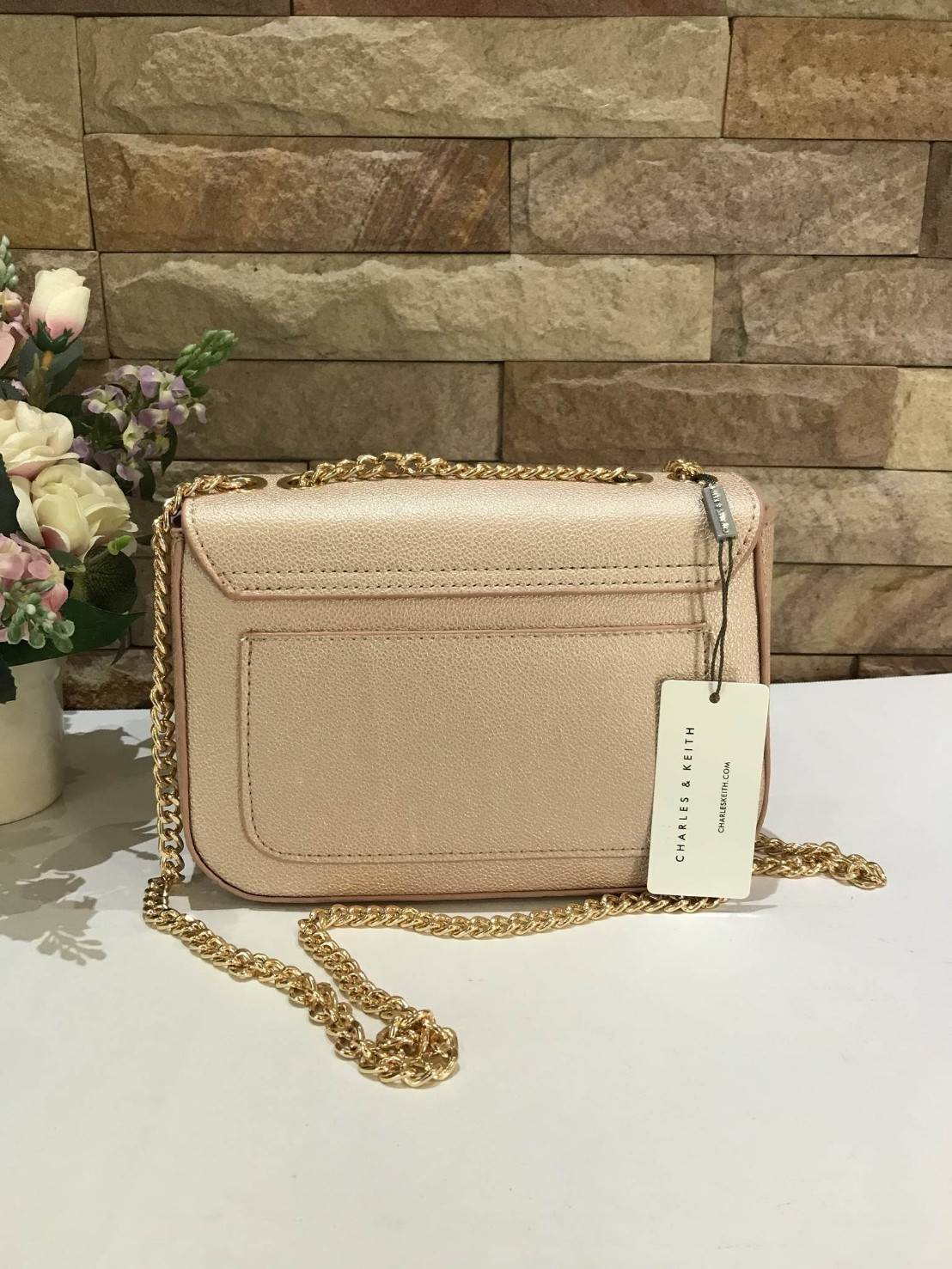 CHARLES & KEITH PUSH-LOCK CHAIN BAG กระเป๋าสะพายใบสวย เปิดปิดด้วยตัวล็อกที่ด้านหน้า ด้านในมีช่องซิป ช่องซิปเล็ก สามารถใส่ iPhone7+ ได้ ด้านหลังมีช่องเล็กใส่ของได้ รุ่นนี้จะสะพายแบบสายคู่ หรือ สายเดี่ยวก็ได้นะคะ มีมาให้เลือกสีสวยๆทั้งนั้นเลยค่ะ