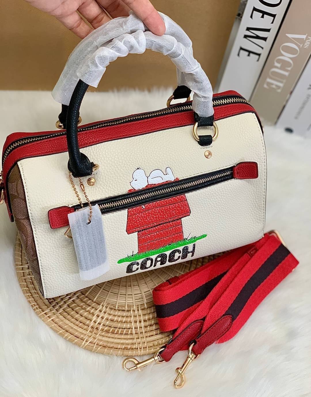 LIMITED EDITION💥 🌈สวย+คุณภาพ สินค้าต้องมีค่า Coach X Peanuts Rowan Satchel With Snoopy ((C6164)) พร้อมส่งที่ไทย ใหม่ล่าสุด ห้ามพลาดค่าา! สวยกันให้สุด กับกระเป๋าทรงหมอน ขนาดกลางกำลังดี หนังแท้นิ่ม ลายหนังสวยงามมากๆค่ะ 🔺ด้านหน้ามีโลโ
