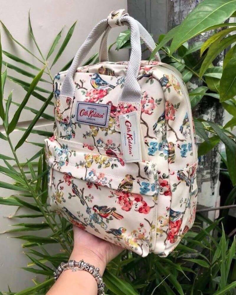 Cath Kidston Multi Strap Backpack กระเป๋าสะพายเป้รุ่นมินิ แบรนด์ดังสไตล์วินเทจสุดฮิต วัสดุ Canvas เคลือบกันน้ำสามารถเช็ดทำความสะอาดง่าย เปิดปิดกระเป๋าด้วยซิปสะดวกใช้ ด้านหน้าประดับโลโก้แบรนด์สวยโดดเด่น พร้อมช่องซิปด้านหน้ากระเป๋าอีกหนึ่งช่องใช้งาน ด้านในโ