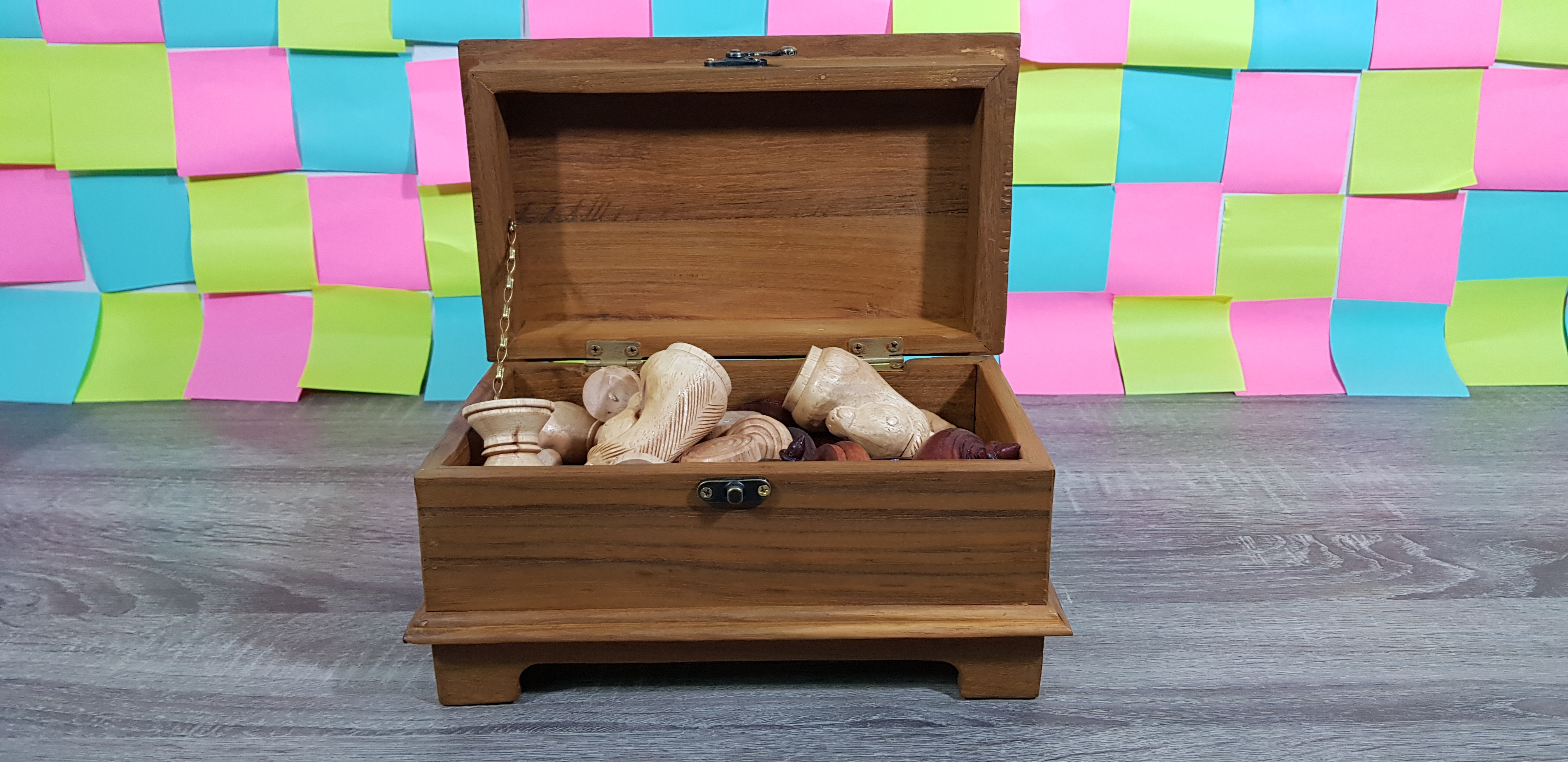 ตัวหมากรุกไทยชุดราเธยะพร้อมกล่องหีบทรงสี่เหลี่ยมไม้สัก