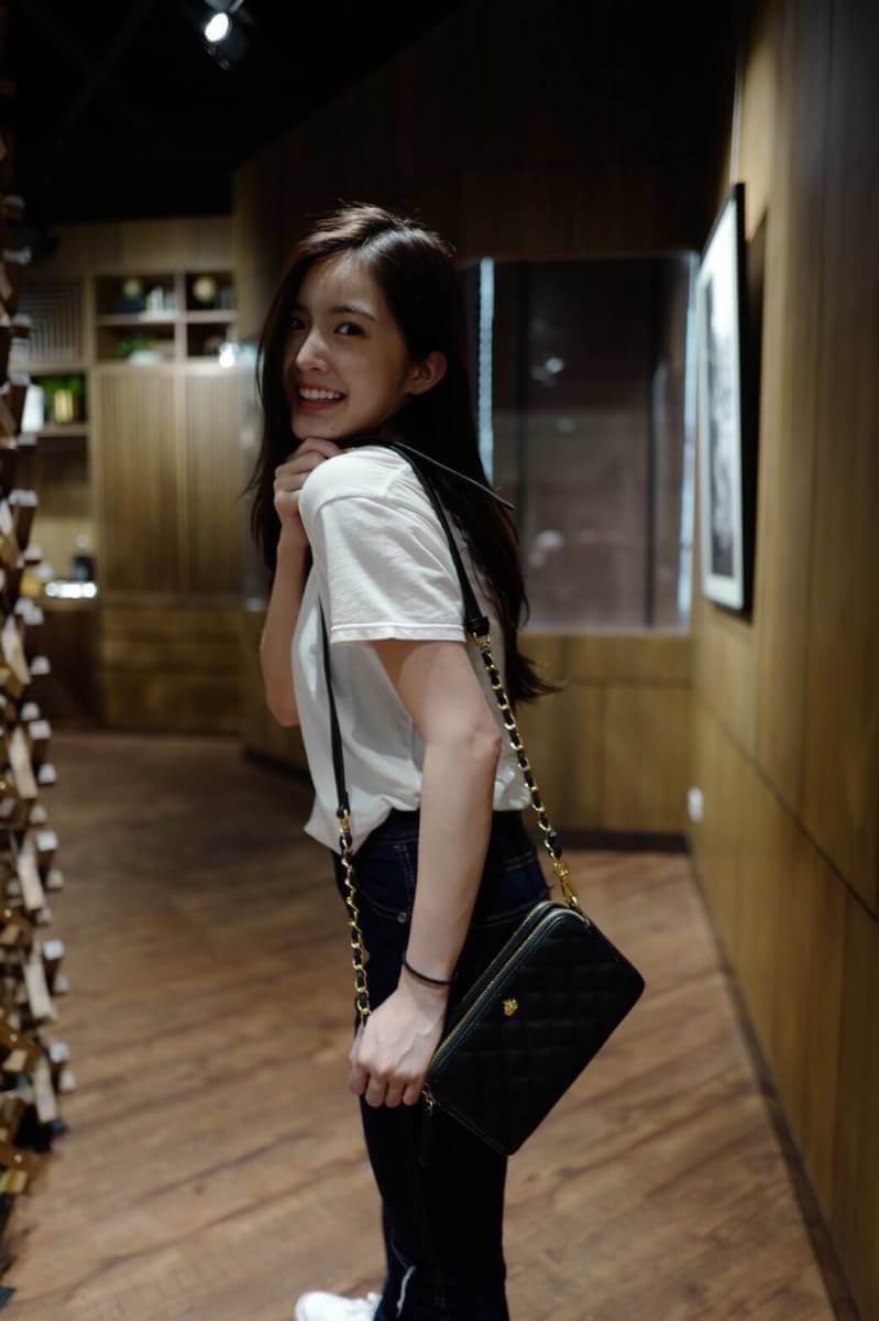 Carla รุ่นขายดีที่สุด ที่น้องมายด์สะพาย น่ารักสุดๆ 💙 ใครกำลังตามหากระเป๋าใบเล็ก ช่องเก็บเยอะๆ แนะนำ ใบนี้เลยค่า New item KEEP ' Carla ' 2zipper bag กระเป๋าสะพายข้าง แบบช่อง 2 ซิป ใบเดียวจบ จุครบ All item ! จะแต่งตัวสไตล์ไหนก้อเอาอยู่ • ร