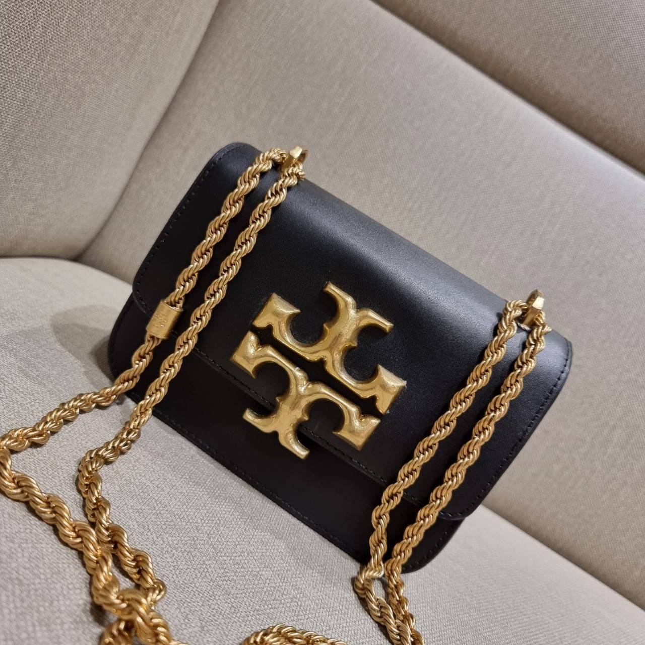 TORY BURCH ELEANOR SMALL CONVERTIBLE SHOULDER BAG ฮอตไอเท็ม รุ่นนี้ขายดีขายหมด คัมแบค!! สวยหรู คุณหนู ผู้ดี!! หายากมากที่สุด!! กระเป๋าสะพายข้าง ดีไซน์อยู่ทรง ขนาดกำลังสะดวกใช้สำหรับสาว วัสดุหนังแท้เต็มใบ สีทูโทน เปิด-ปิดด้วยแถบแม่เหล็ก ภายในแบ่งสัดส่วนได้