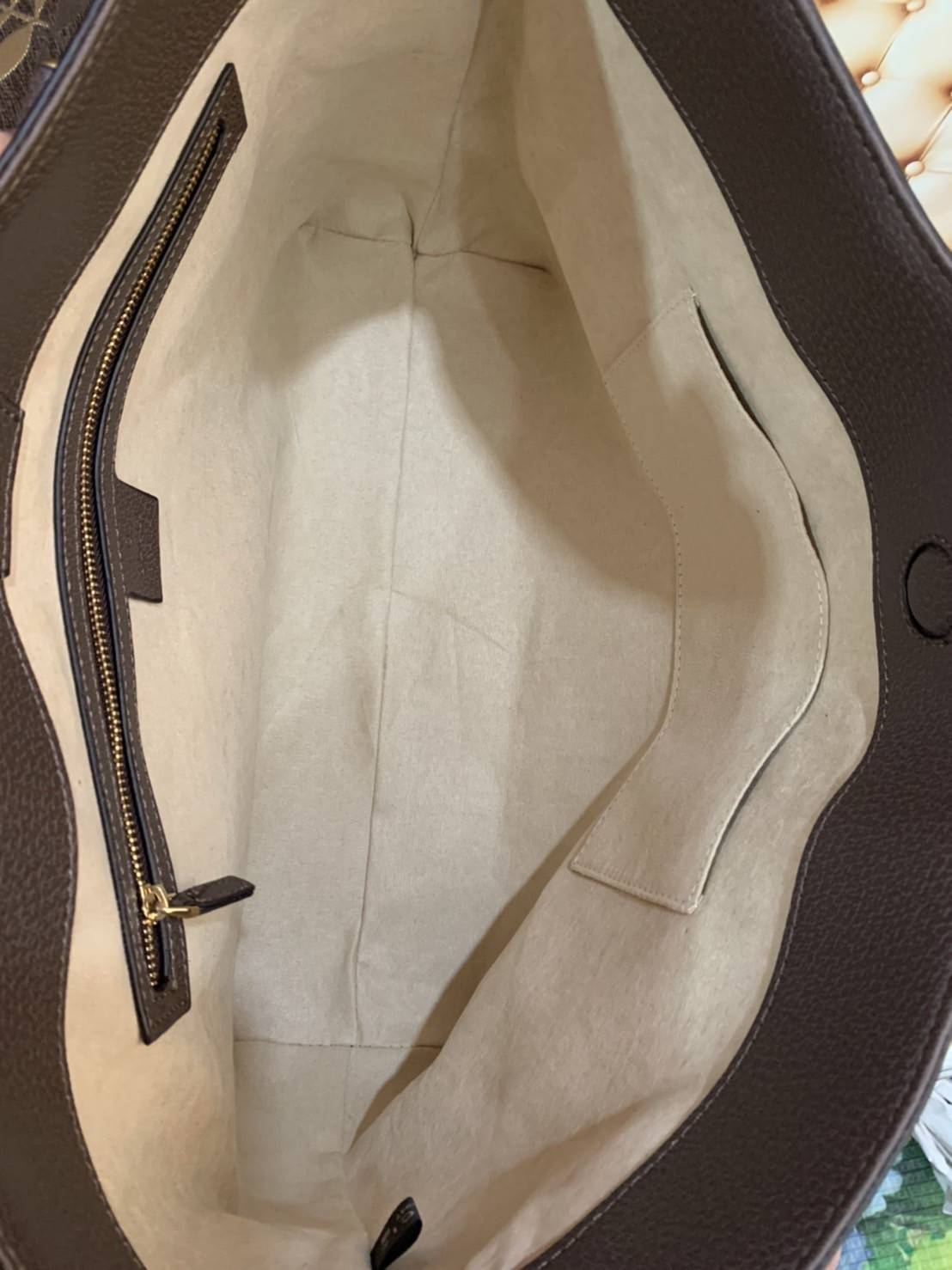 Gucci x Balenciaga The Hacker Project Graffiti Tote กระเป๋าช้อปปิ้งทรงโท้ท โดดเด่นด้วยลวดลายเพ้นท์กราฟฟิตี้ ใบใหญ่ จุสัมภาระได้อย่างจุใจ