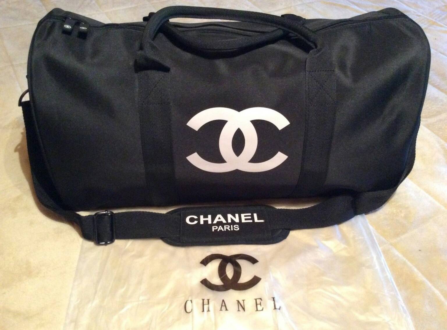 Best Price♡♡ ใช้ได้ทั้งหญิงชาย 💃💃 กับทรง travel & fitness bag กับ Chanel VIP Gift Bag Travel Bag Gym Duffel Weekend จากงานพรีเมี่ยมกิ้ฟแบรนด์หรูอย่าง Chanel ของแท้100% ตัวกระเป๋าเป็นผ้า Oxford หนาอย่างดี สกรีนโลโก้แบรนด์ตัดสี