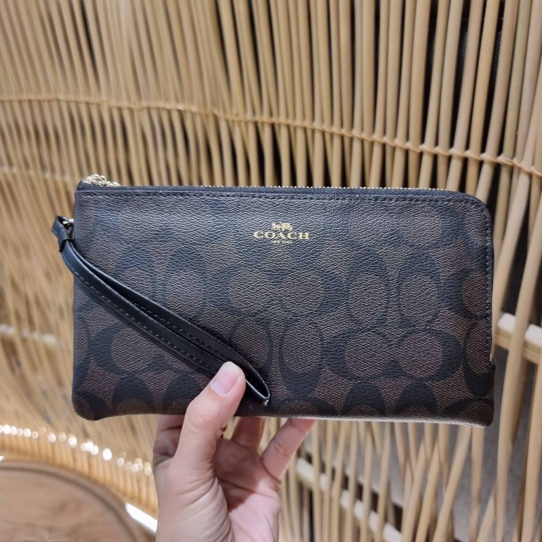 COACH F54057 DOUBLE ZIP WALLET IN SIGNATURE กระเป๋าคล้องมือ size L ใบนี้ใส่มือถือได้ทุกรุ่น ขนาดกำลังดี พกพาสะดวกมากๆ วัสดุหนังสังเคราะห์ ภายในเป็นผ้าสีสวยคม ใส่ธนบัตร ใส่บัตรได้เยอะ ใส่มือถือได้สบายๆทุกรุ่น ตอบโจทย์สาวๆที่ไม่ชอบพกเยอะวุ่นวายจ้า ใบนี้เอาอ