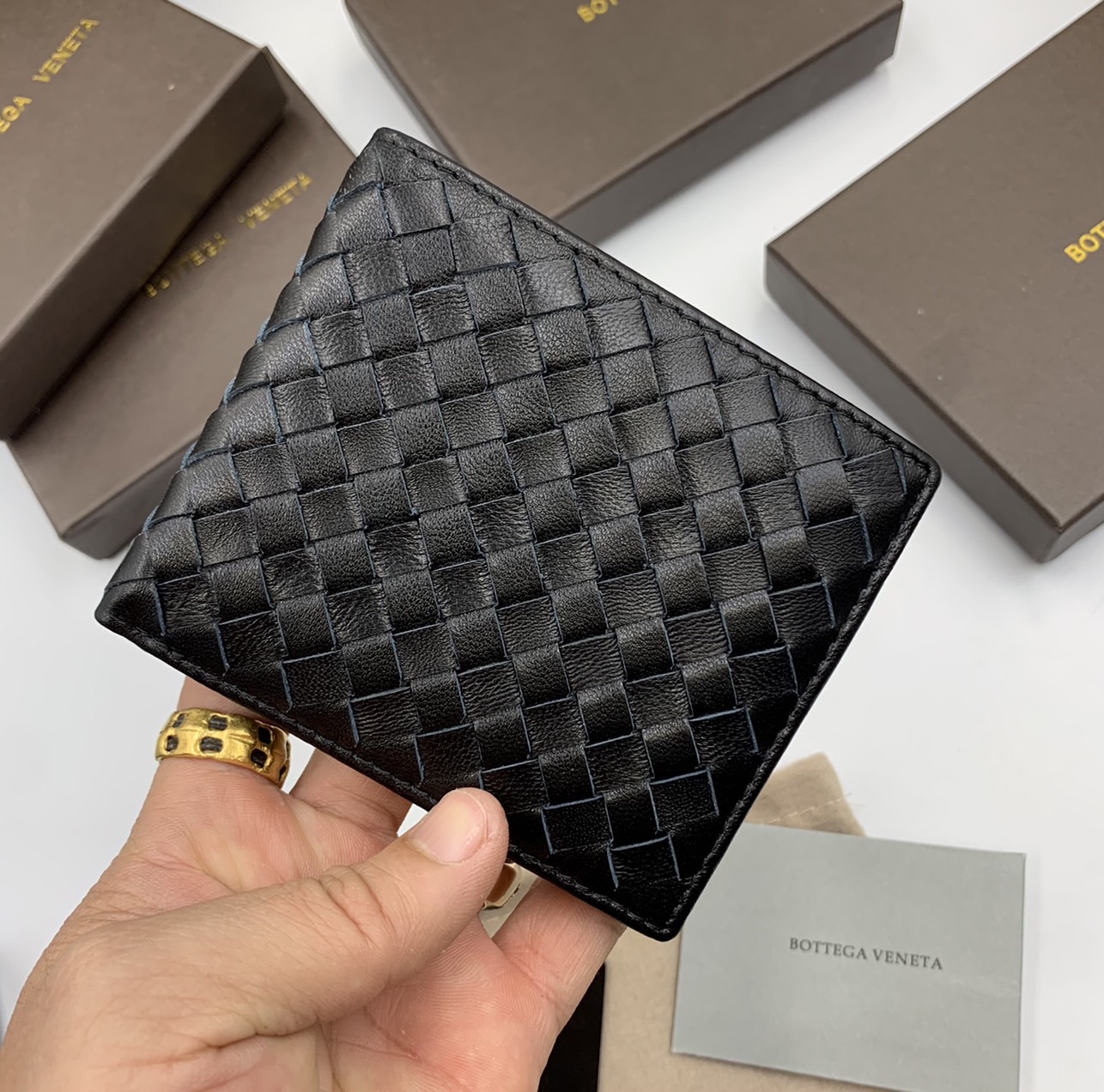หนังแท้ BOTTEGA VENETA WALLET / BV Wallet พร้อมส่งที่ไทย กระเป๋าสตางค์ใบสั้นคุณผู้ชาย รุ่นตามหา มาเท่าไหร่ไม่เคยพอเลยค่า เป็นรุ่นคลาสสิกที่หยิบมาใช้งานได้บ่อยที่สุด งานหนังลูกวัวแท้ทั้งใบ ใช้ทนทานได้นาน ใช้ทนทานได้นานภาพสินค้าถ่ายจากงานขายจริง ใช้งานต่างป