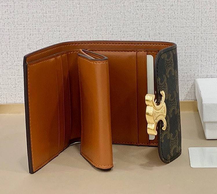 พรีเมี่ยมกิ๊ฟแท้ 100% 】CELINE SHORT WALLET VIP GIFT WITH PURCHASE (GWP) พรีเมี่ยมกิ๊ฟ Limited จาก CELINE HAUTE PARFUME DUTYFREE COUNTER วัสดุ Triomphe Canvas หนังสวยอยู่ทรงปั้มโลโก้
