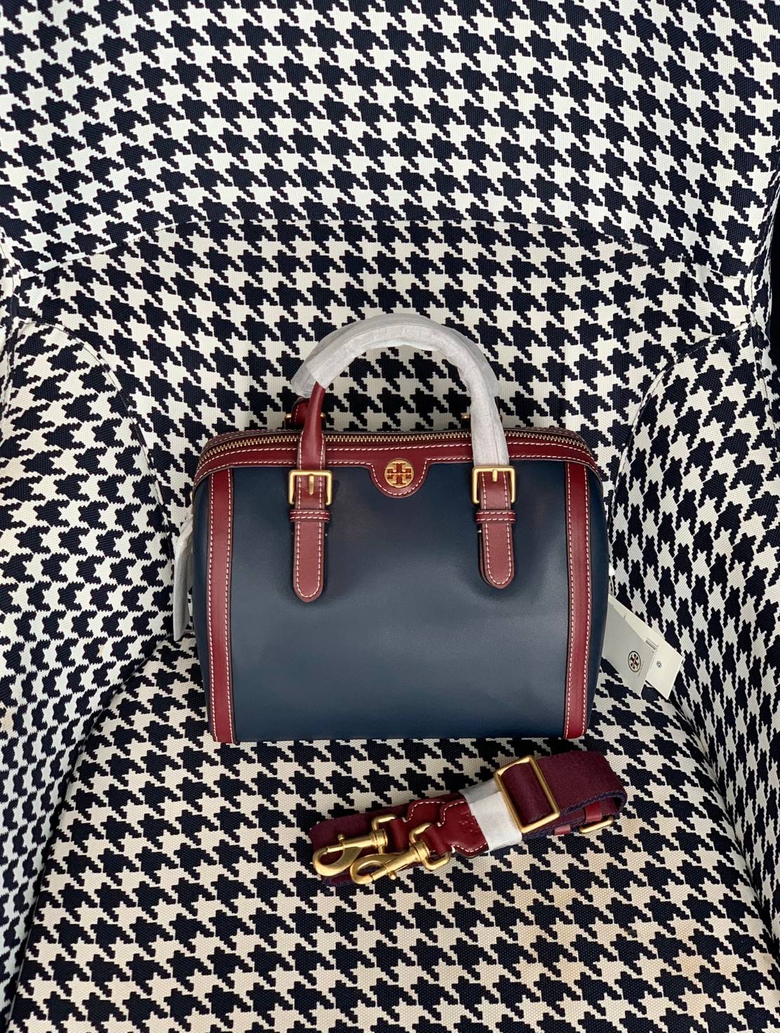 TORY BURCH T Monogram Color-block Barrel Duffle พร้อมส่งที่ไทย สวยก่อนใคร ใบใหญ่ ใส่จุไปเลยจ้าา😘 ✔️กระเป๋าทรงหมอน วัสดุหนังแท้ชั้นดีที่สุด หนังเรียบนิ่มสวย ✔️เปิดปิดกระเป๋าด้วยซิปคู่แบบมีหนังห้อย ภายในกว้างมากสำหรับไซด์นี้ หายห่วงไปเ