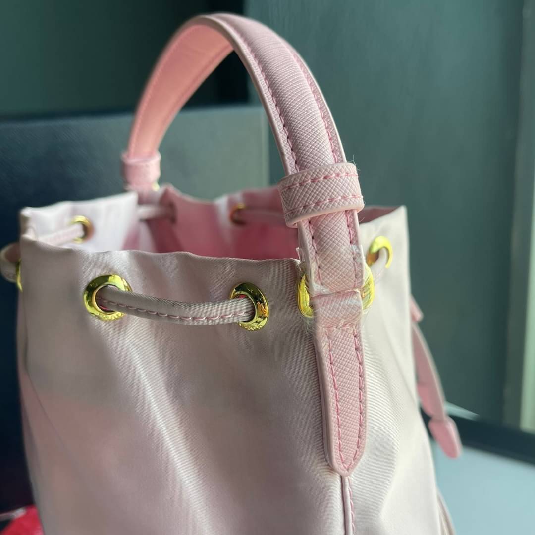 Prada Duet Re-Nylon Bucket shoulder bag / Prada Nylon bucket bag Pastel เกรดใช้สลับใบจริง ออริจินอล ใช้งานต่างประเทศได้ น้องสาวสุดสวยมาให้จับจองอีกหนึ่ง สีพาสเทลน่ารักละมุนมากๆ ค่ะ กระเป๋าสะพายข้าง ทรงขนมจีบ ไซส์มินิ ขนาดน่ารักน่าใช้มาก วัสดุขอบหนังแท้ แล