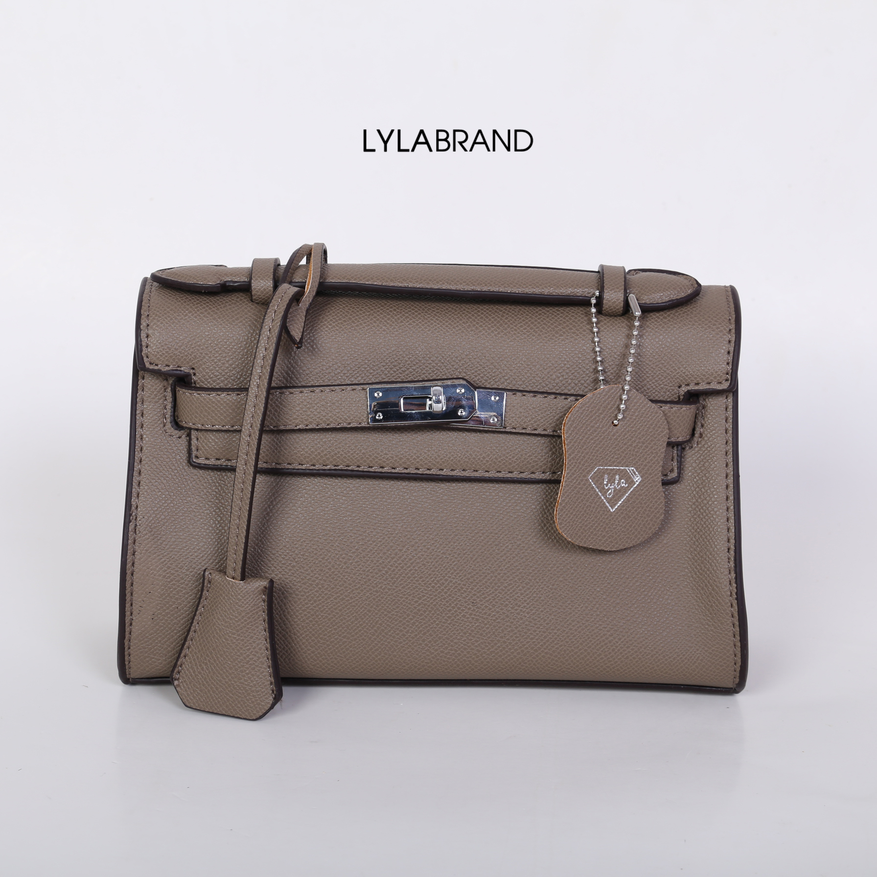 LYLABRAND🔔 KELLY MINI SIZE 22 CM / EPSOM PU TOP PREMIUM มาพร้อมสายหนังและสายโซ่คุณภาพดีสุดๆ ใบเล็กน่ารักพอดิบพอดีถือเป็นครัชออกงานได้ให้ลุคหรูสุด หรือจะใส่กับชุดทำงาน กางเกงยีนส์ ได้หมด ครบเลยค่ะ ให้ลุค ผู้ดีมากๆ ใส่ iphone plus ได้ทุกรุ่น มีสีให้