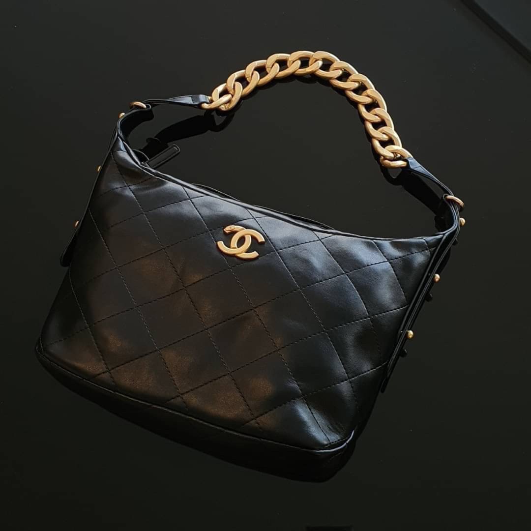 Chanel Hobo Bag รุ่นใหม่ล่าสุด ทรงที่สาวๆรอคอย CHANEL LEATHER TOTE BAG ทรงสวยเรียบหรู เนื้อหนาดีมาก อะไหล่ทองวินเทจ ประดับโลโก้แบรนด์สุดหรู
