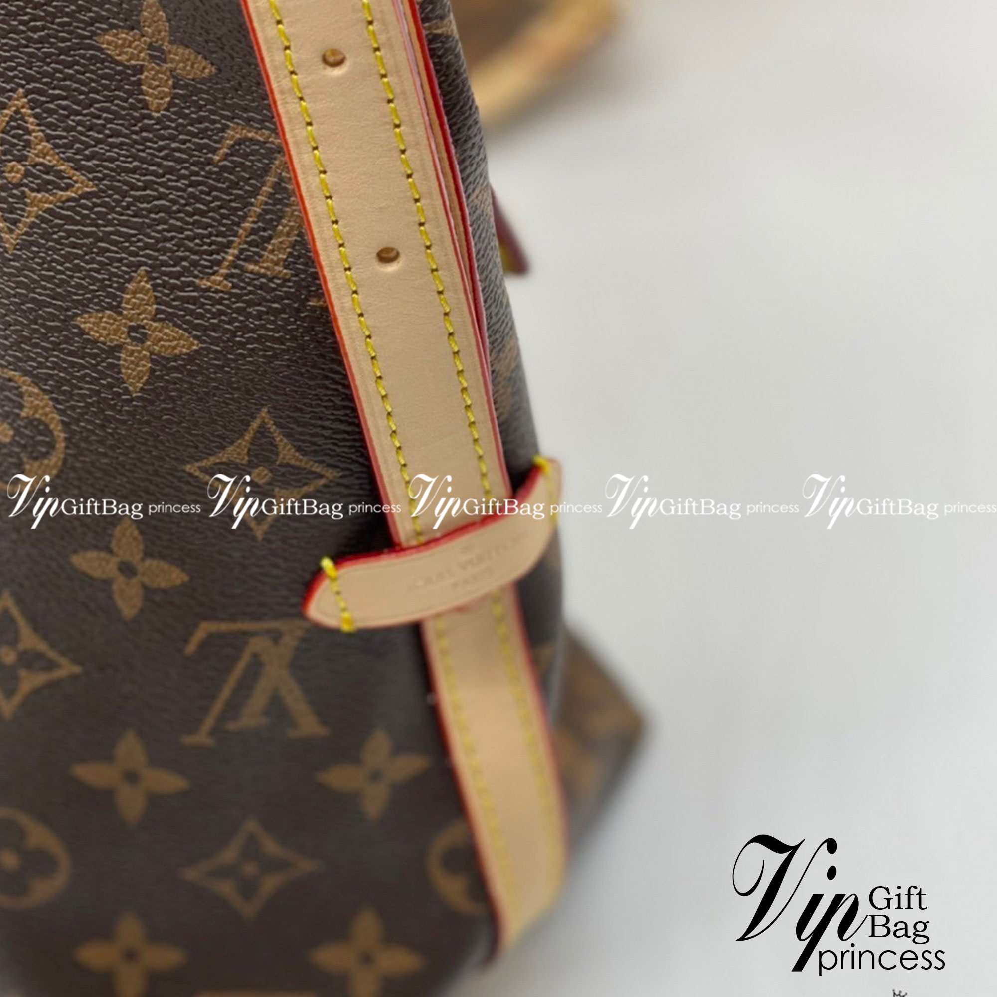 LV CARRYALL Monogram Canvas / LV Shopping Bag รุ่นใหม่ล่าสุด กระเป๋าสะพายทรงหรูหรามีสไตล์ สวยปังมั้ยไหว ใบจริงสวยมากกกก ได้สวยก่อนใคร วัสดุหนังแคนวาสเคลือบลาย สวย คลาสสิค ภายในเป็นช่องโล่ง จุของได้เยอะ สาวๆใช้ใบนี้ สะพายไปไหนก็เข้ากัน ถ่ายรูปสวยๆ ชิคๆ โดด