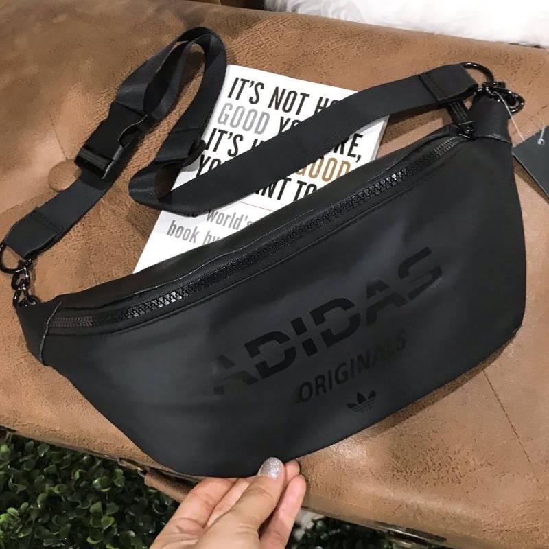 Adidas Waist Bag กระเป๋าสะพายสไตล์สปอร์ตแบบคาดเอวหรือคาดอกดีไซน์สุดฮิตใช้ได้ทั้งชายและหญิง วัสดุไนล่อนเนื้อแมทแบบนิ่มด้านหลังเป็นหนังเรียบ กันน้ำทำความสะอาดง่าย ขนาดกำลังดี น้ำหนักเบา ด้านหน้ามีโลโก้แบรนด์ เปิดปิดด้วยซิปสะดวกใช้ หัวซิปแบรนด์ สายสะพายเลื่อ
