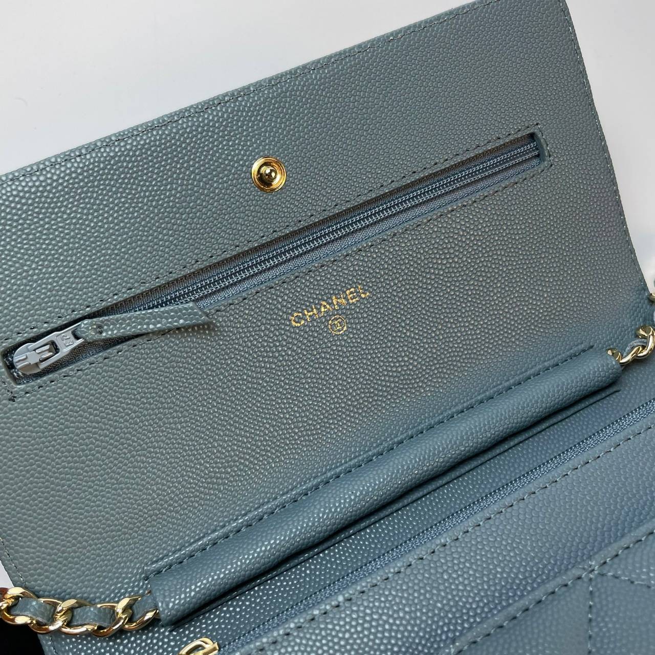 VIP 】หนังแท้ CHANEL WOC style โทนสีพาสเทล กระเป๋าสะพายทรงสวยตลอดกาล วัสดุหนังลายคาเวียร์ เนื้อนุ่ม อยู่ทรงคุณภาพดีตามแบบฉบับของแบรนด์ น้ำหนักเบา ด้านหน้ามีโลโก้แบรนด์อะไหล่หรู มีช่องใส่บัตร ใส่ของจุกจิก เปิดปิดด้วยฝาปิดกระดุม ซับในหนัง ตัวจริงสวยมากๆถูกใจ