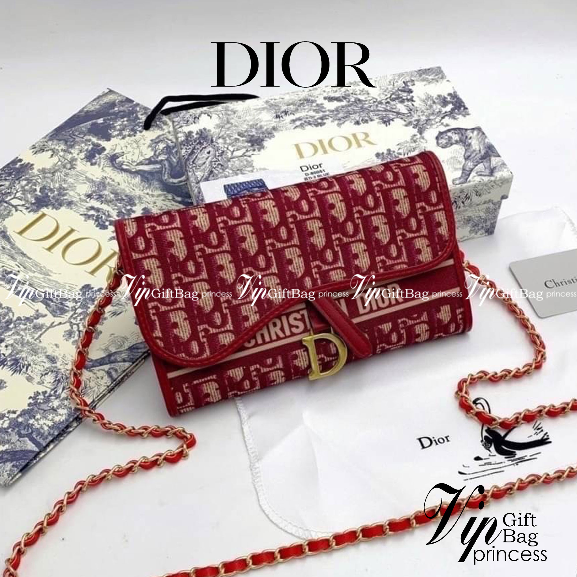 DIOR LONG WALLET WITH CHAIN MONOGRAM / DIOR WALLET กระเป๋าสตางค์ใบยาวพร้อมสายสะพายโซ่อะไหล่ทองสลับหนัง ขนาดกำลังน่ารัก เป็นเอกลักษณ์ของความหรู วัสดุแคนวาสแท้และผ้า Jacquard อย่างดี ผสมผสานความสง่างามและคลาสสิกที่เข้ากับยุคสมัย ด้านหน้าโดดเด่นด้วยซิกเนเจอร