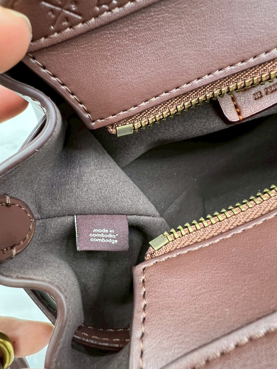 ORI หนังแท้ | Coach Soft Empire Carryall Bag 28 กระเป๋าสะพายทรงโฮโบ รุ่นใหม่ล่าสุด ดีไซน์เรียบง่าย สะพายไปคาเฟ่ ไปเที่ยวถ่ายรูปสวยๆ คือเหมาะสุดๆ หูสะพายยาว พอดีไหล่ ภายในแบ่งสัดส่วนไว้ดี ใบจริงหนังสวยมากๆ