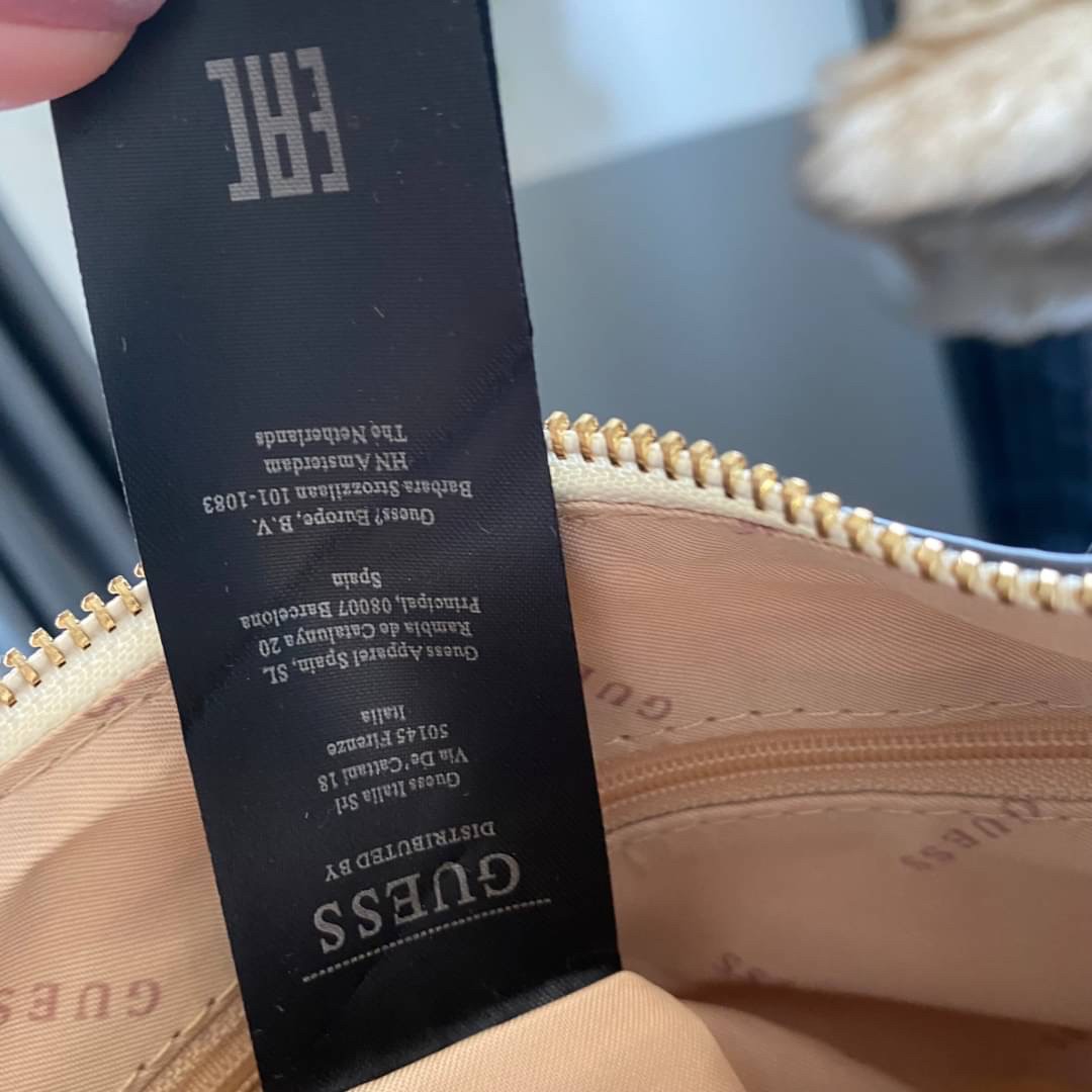 Guess Amara Bucket Handbag ซื้อ 1 ได้ถึง 2 กระเป๋ารุ่นใหม่ล่าสุดทรงถังสุดน่ารัก พิมพ์ลายรอบใบ วัสดุหนังนิ่มคุณภาพดี นิ่ม น้ำหนักเบา ด้านหน้าประดับด้วยโลโก้แบรนด์สวยโดดเด่น เปิด-ปิดด้วยด้วยตัวคล้องอะไหล่เงินสะดวกใช้ ด้านในโล่ง มีสายยาวปรับระดับได้มาให้ มาพ