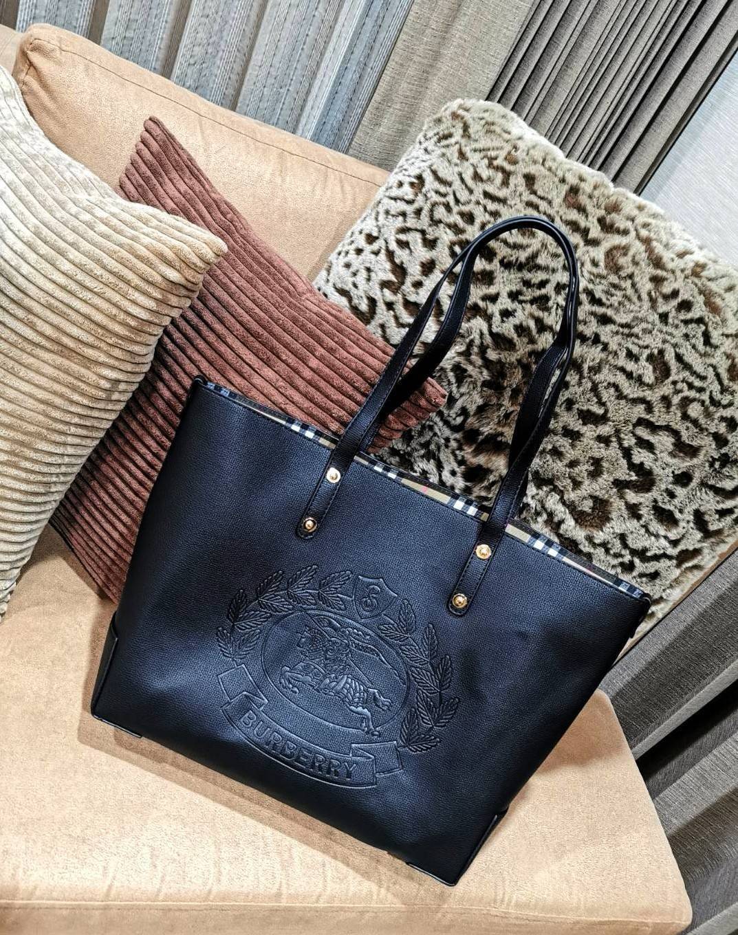 VIP 】BURBERRY FRAGRANCES TOTE BAG VIP GIFT WITH PURCHASE (GWP) พรีเมี่ยมกิ๊ฟ Limited Edition จาก BURBERRY PERFUME รุ่นแนะนำ ดีไซน์สวยโดดเด่นหนังสีดำขึ้นเทคเจอร์ด้านหน้ามีโลโล้แบรนด์ ภายในลายวินเทจสุดคลาสสิค โล่งกว้างมีช่องซิปเล็กและโลโก้ด้านใน สามารถใส่เอ