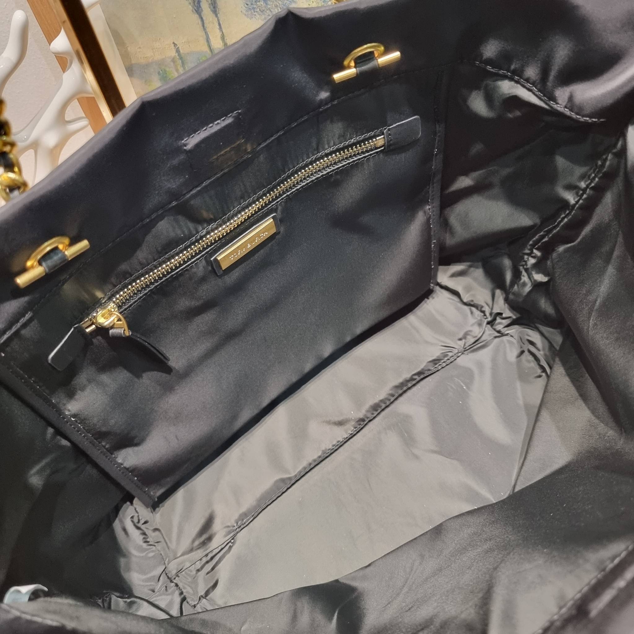 TORY BURCH Ella Chain Tote Bag / TORY TOTE NYLON BAG พร้อมส่ง 4 สี กระเป๋าสะพายทรงโท้ทใบใหญ่ จุของไปเลยแน่นๆ รูปทรงคลาสสิคชวนใช้ โดดเด่นด้วย patch โลโก้ แนะนำรีบสั่งใช้ไปสวยก่อนใครได้เลยน้า