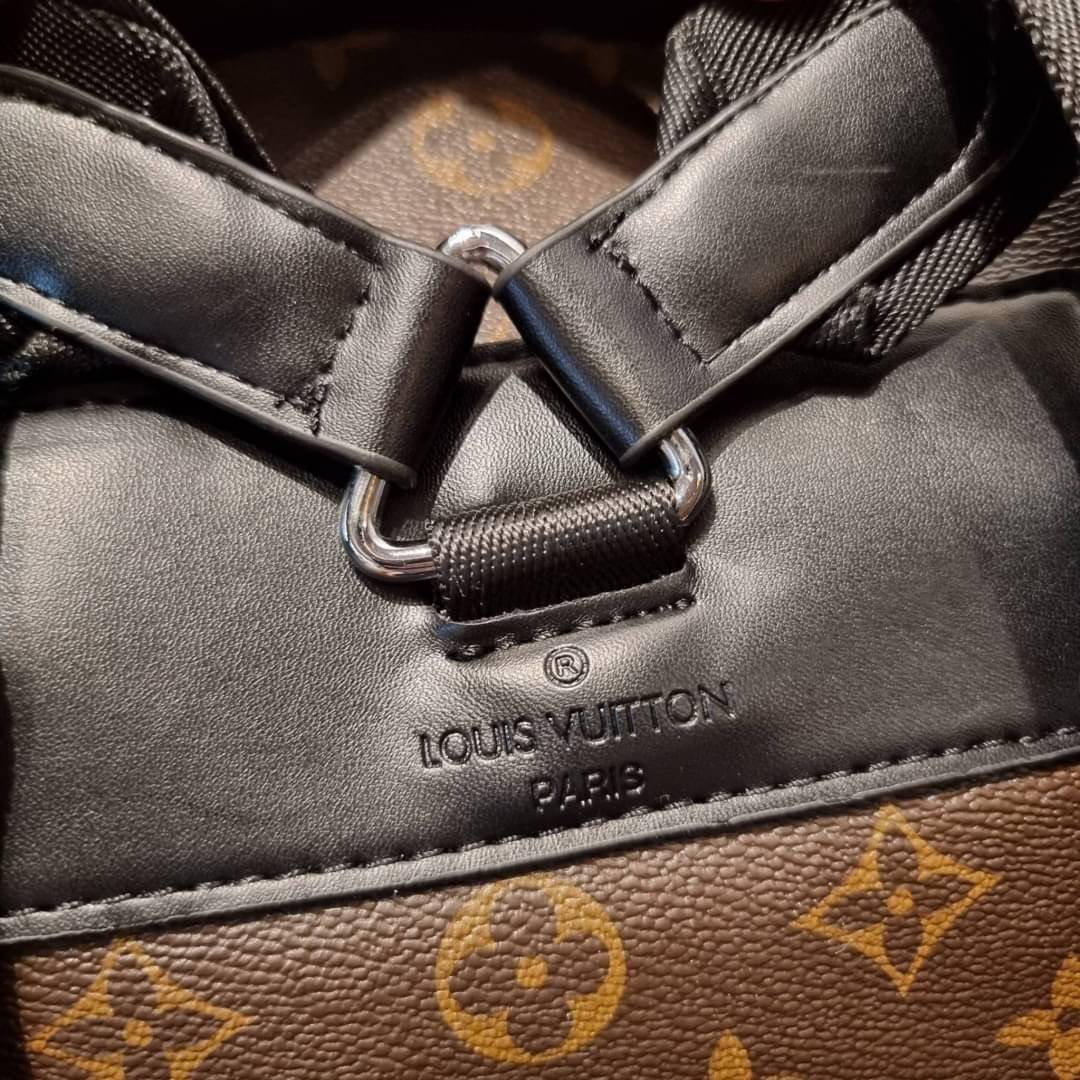 LV Christopher PM Monogram Eclipse Reverse เป้สะพายหลังใบใหญ่ LV MONOGRAM BACKPACK ที่หนุ่มๆตามหากันมากที่สุด LONG WEEKEND กระเป๋าใบใหญ่ต้องมี!! รุ่นสุดฮอต!! ด้วยรูปทรงที่คลาสสิค สไตล์เอกลักษณ์ วัสดุหนังแคนวาส ทนทาน