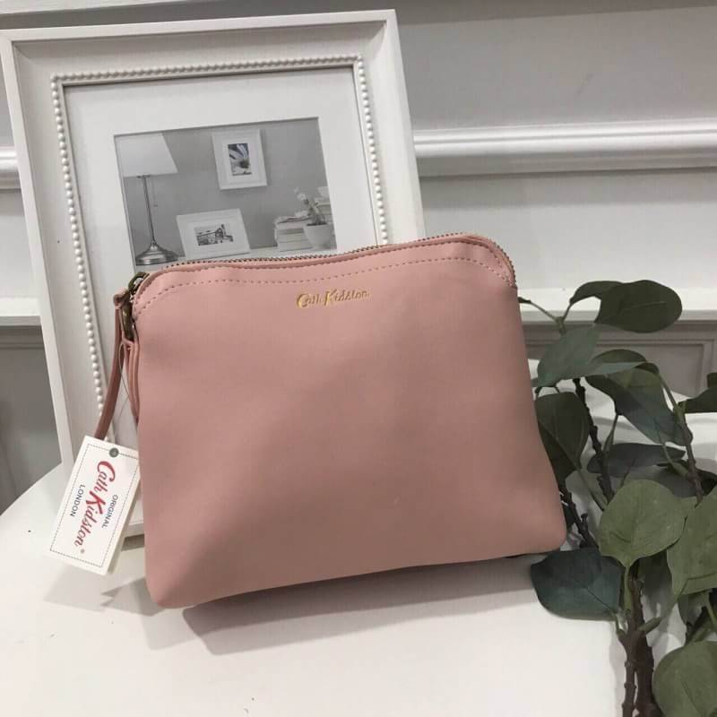 Cath Kidston soft leather crossbody bag ใหม่ล่าสุดจากแบรนด์ Cath Kidston ค่ะ กระเป๋าสะพายข้างหนังนุ่ม สีหวานโทนพาสเทล รุ่นนี้ขนาดกำลังดีค่ะ ตัวกระเป๋าแบ่งออกเป็นสองสัดส่วน สามารถจัดระเบียบของได้ดีค่ะ ภายในบุผ้าลายดอกไม้ตามสไตล์ของแบรนด์นี้ค่ะ รุ่นนี้มีสาย