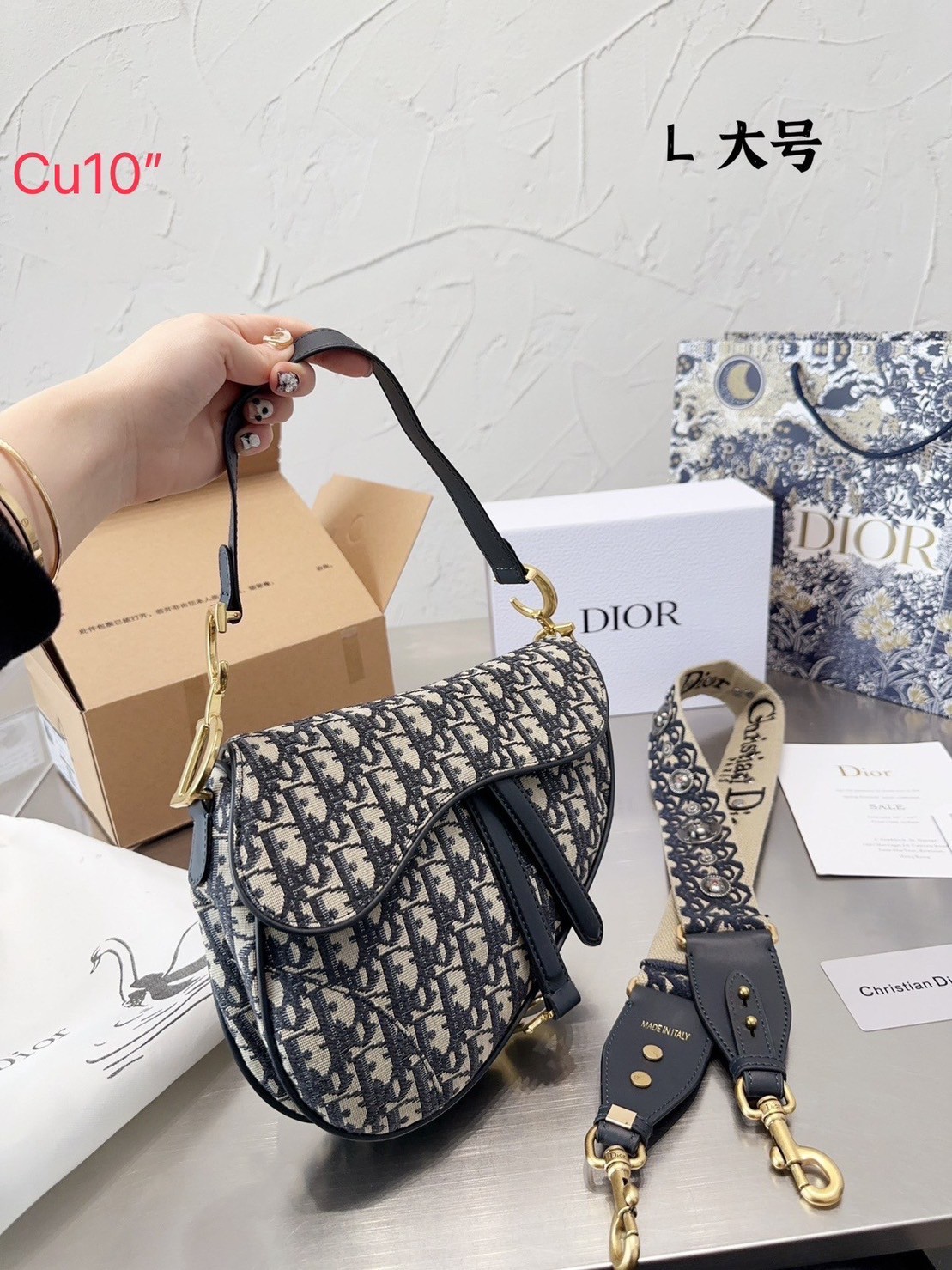 DIOR Saddle Bag with Strap 10" **รอบราคาพิเศษ** มาพร้อมสายครอสบอดี้สุดคุ้ม ไม่ได้รอบนี้คือพลาดน้า (ปกติสายยาวขายแยกนะคะ) กระเป๋ารุ่นยอดนิยม งานผ้าแจ็คการ์ดลาย Oblique ลูกเล่นห้อยด้วยตัวอักษร D ตรงหูหิ้วมีกิมมิค CD สีทอง