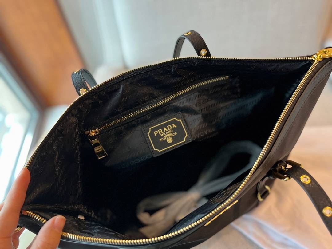 PRADA SHOPPING BAG / PRADA TOTE BAG รุ่นยอดฮิต !!! ปังปุริเย่ 🎉กระเป๋าใบใหญ่ทรงโท้ทหรู เป็นผ้าไนล่อน ตกแต่งรอบใบได้ สวยมาก
