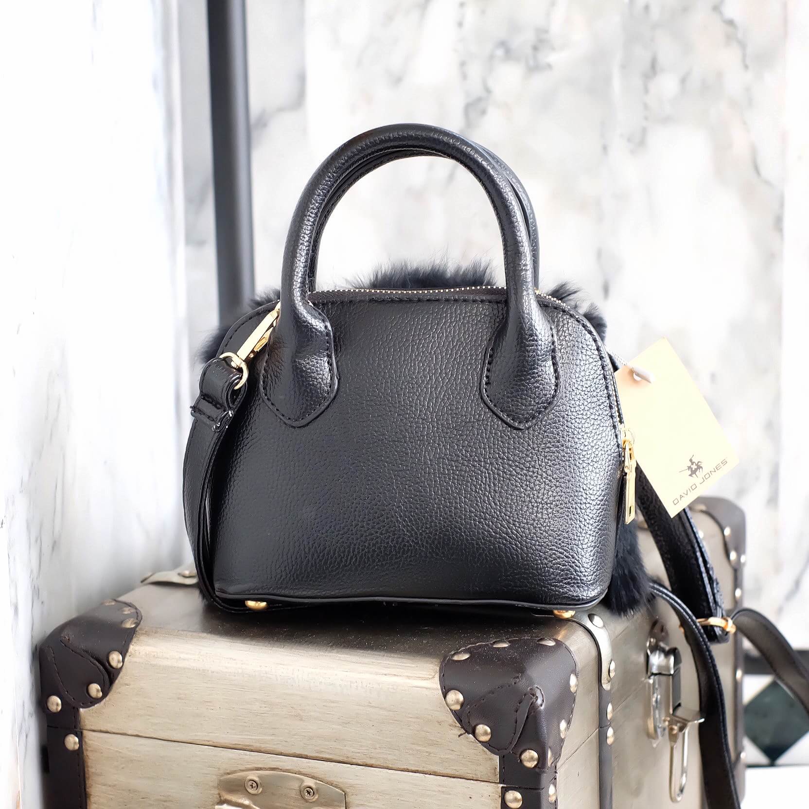 รุ่นมาใหม่ จากแบรนด์ David jones 👑กระเป๋าขน Fur นิ่ม สวย หรู เวอร์วัง อีกแล้วค่า กระเป๋า ถือ//สะพายข้าง หนังสวยๆ ขน FUR ฟรุ้งฟริ้ง น่ารักมาก ตัวกระเป๋าเป็นหนังหนัง ด้านหน้าติดด้วยขน fure อย่างดี เนื้อนิ่มหนา อยู่ทรง มีซิปปิดปากกระเป๋าอย่างดีใบนี้บ