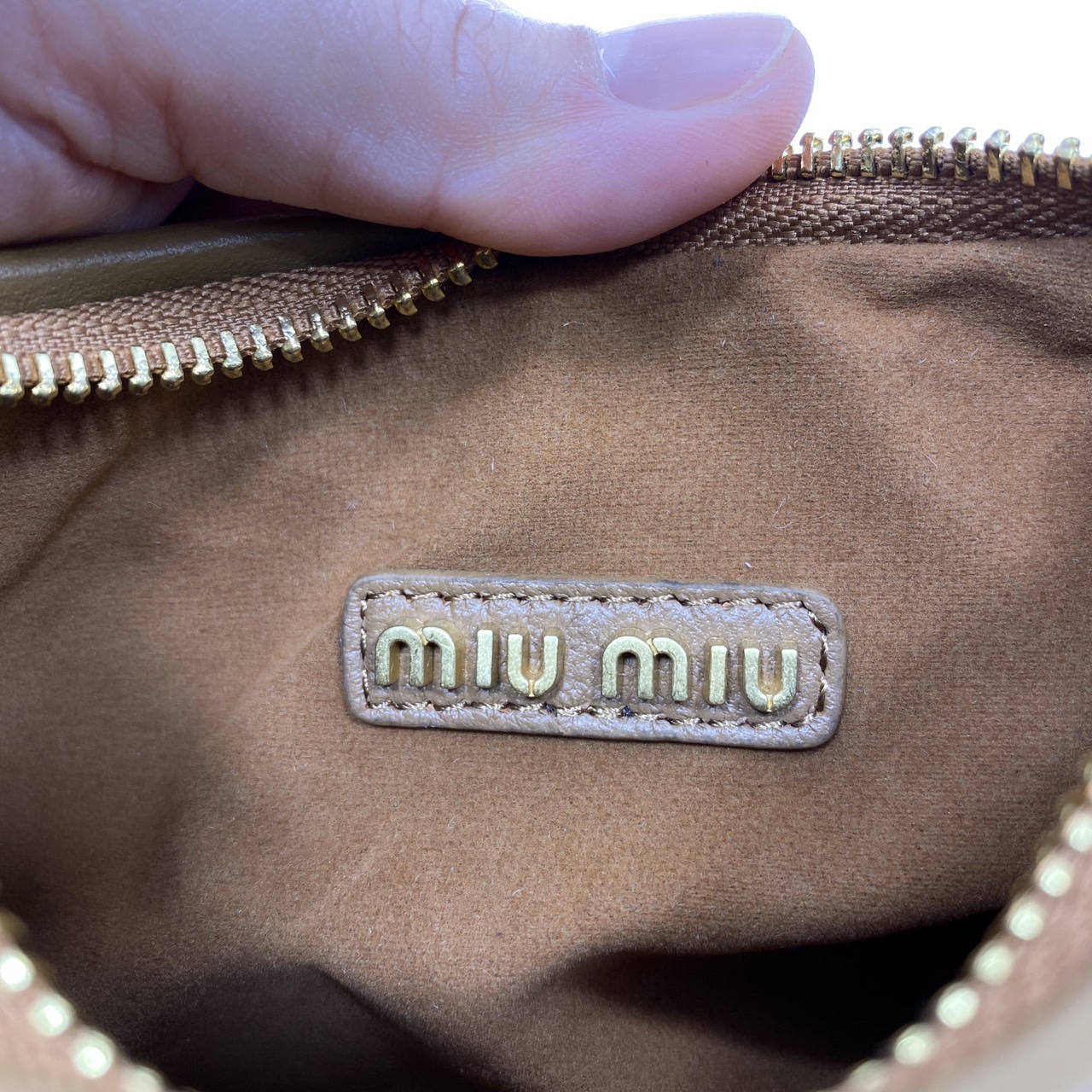 MIU MIU mini Wander matelassé shoulder bag กระเป๋าถือ/สะพาย ทรงโฮโบ คิ้วท์สุด ปังสุด ตัวแม่ เกรดออริ 1:1 ใช้งานต่างประเทศได้