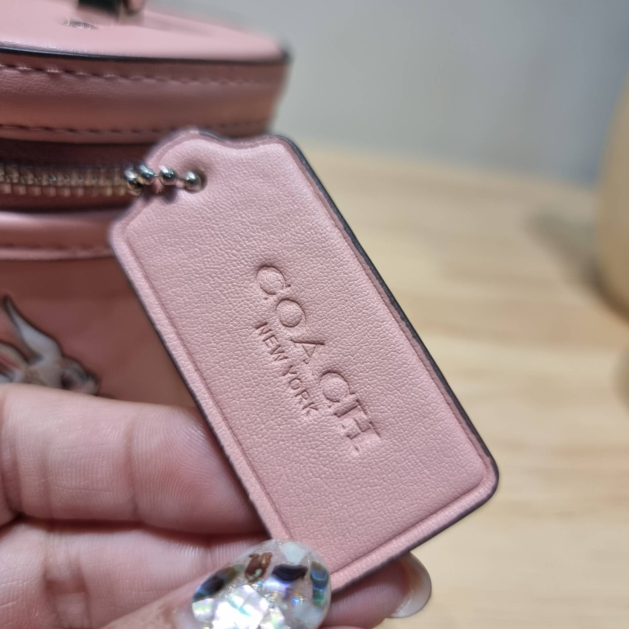 COACH TRAIL CROSSBODY 12 WITH RABBIT PRINT CN596 พร้อมส่ง กระเป๋าสะพายทรงกล่องทรงโค้ง น่ารักสุดฮิต โดดเด่นด้วยน้องกระต่าย และอะไหล่ตัวซีที่หัวซิป ใช้งานสะดวก