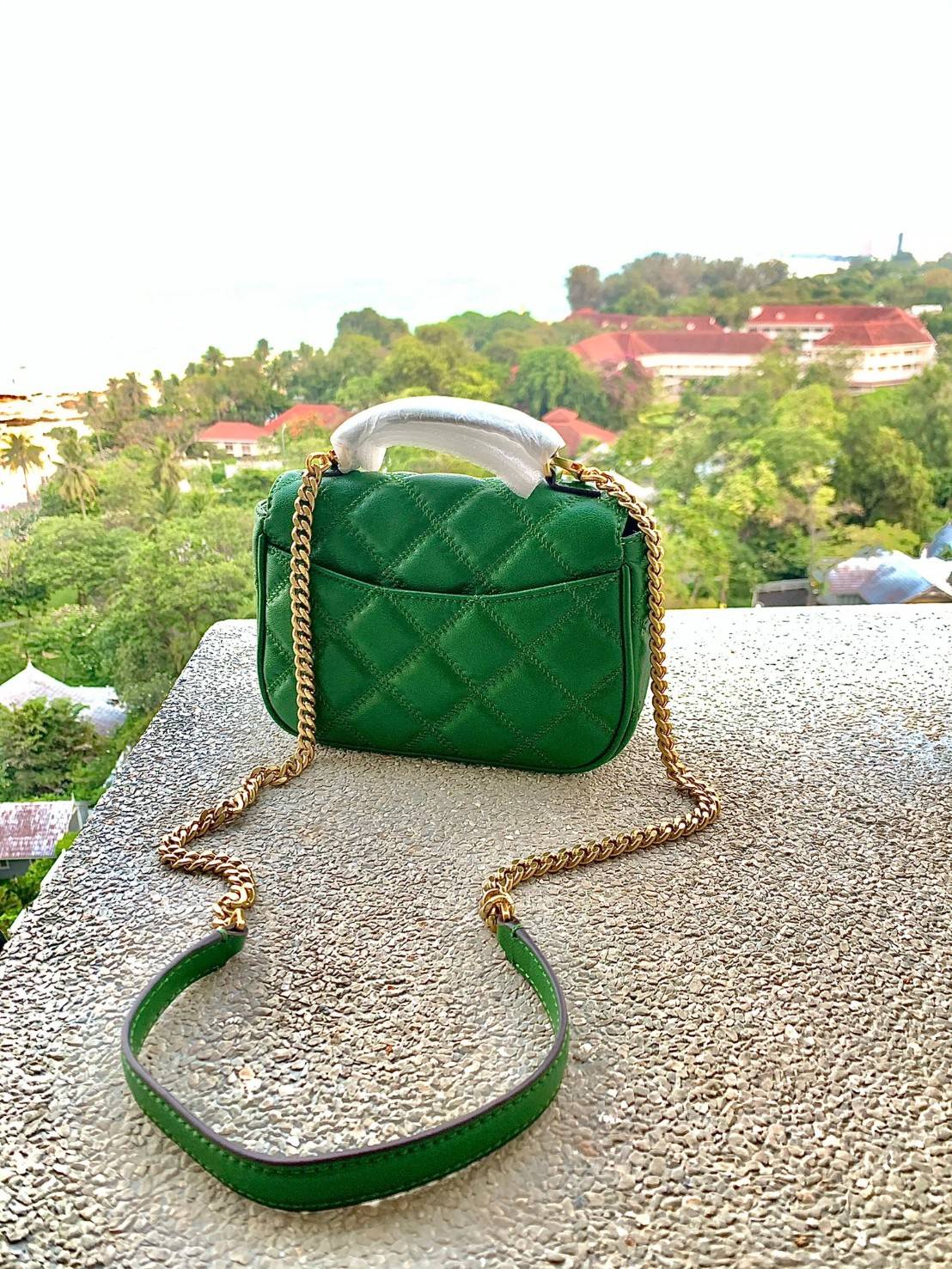 Tory Burch Willa Mini Top Handle Bag พร้อมส่งที่ไทย ใบจริงคือสวยสุดดไปเลยค่าา! กระเป๋าสะพายข้างหรือหิ้วก็เก๋ไปอีกเลยค่ะ! หนังแท้อย่างดี ลายนวมนิ่มมือดีมากค่ะ ด้านหน้ามีอะไหล่โลโก้แบรนด์ เปิดปิดกระเป๋าแบบกระดุมแม่เหล็ก ภายในสามารถใส่กระเป๋าเงินใบกลางได้;มื