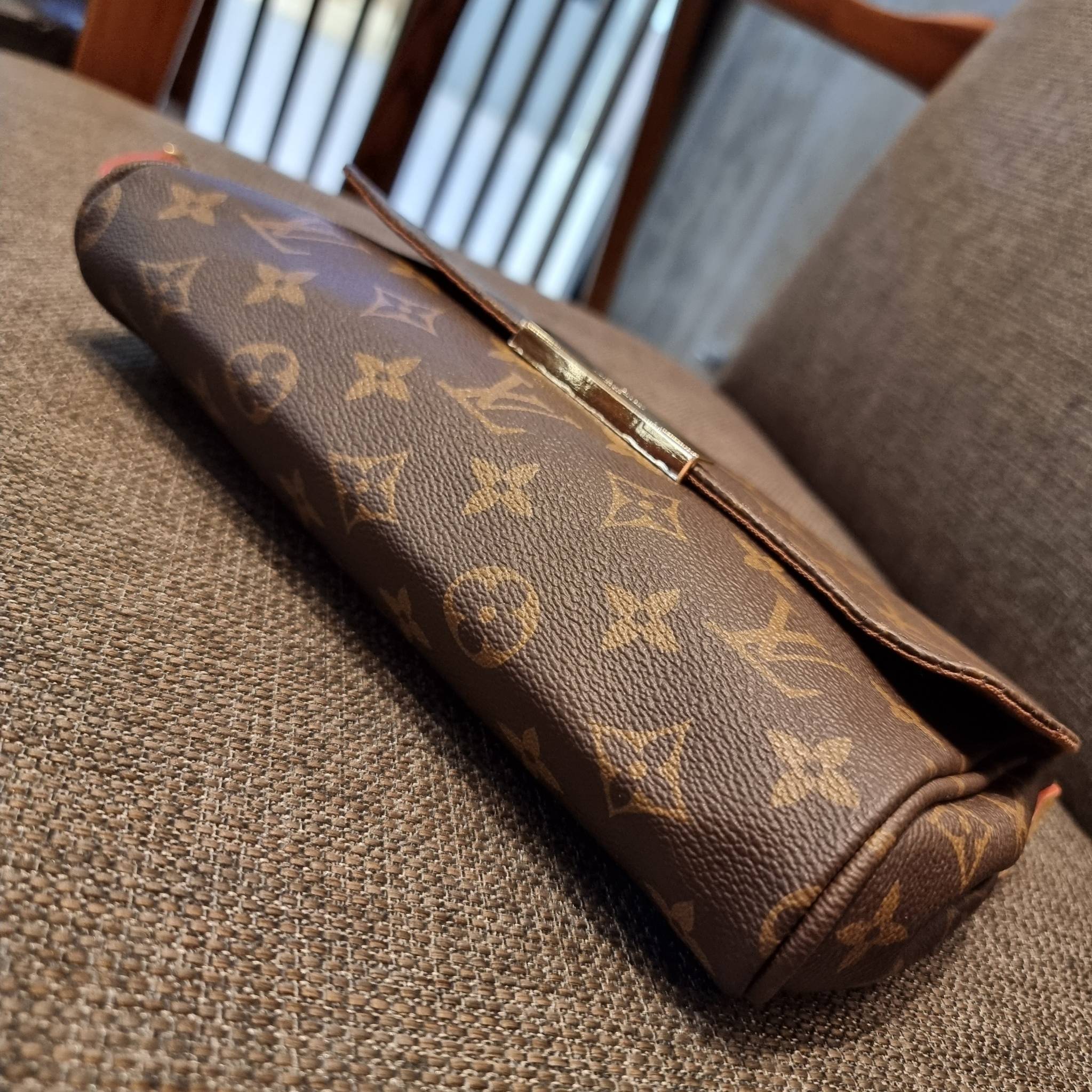 LV CROSSBODY CHAIN BAG rare item!! วัสดุหนังแคนวาส คมชัด หรู เปิด-ปิดกระเป๋าด้วยแถบแม่เหล็ก ภายในเป็นช่องโล่ง ใส่ของใช้สำคัญได้สบายๆ มือถือ พาวเวอร์แบงค์ เครื่องสำอางค์ ของจุกจิกได้หมดจ้า มาพร้อมสายสะพายโซ่ และสายสะพาย crossbody ถอดออกได้ พร้อมเสิร์ฟความส