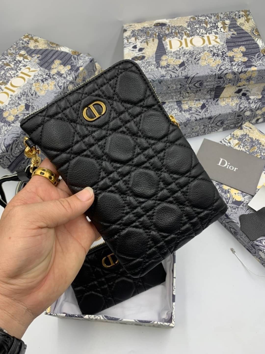 VIP 】CHRISTIAN DIOR PHONE BAG 2 in 1 DOUBLE BAG กระเป๋าเซ็ท 2 ใบ มีสายสะพายข้าง ถอดออกใช้งานได้ ถือว่าคุ้มมากๆเลยค่ะ สามารถใช้งานแยกกันได้ ใส่สายสะพายหรือ ถือได้ วัสดุหนังแท้ สวยงามนุ่มฟู น่ารักมากๆ เลยน้าาา