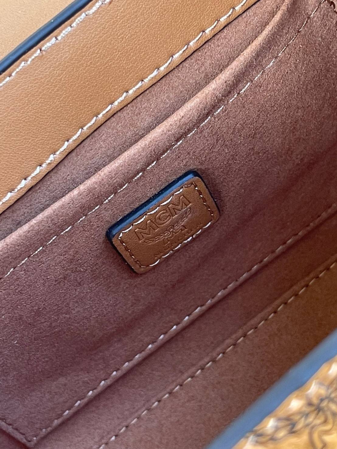 M.C.M Tracy Satchel in Visetos กระเป๋าทรงนักเรียน Tracy ขนาดเล็กผสานความประณีตที่อ่อนนุ่มของหนังดิบ (Vachetta) เข้ากับสัญลักษณ์อันเป็นมรดกของผ้าใบเคลือบผิวลาย Visetos ปิดด้วยตัวล็อคลอเรลนับเป็นความหรูหราที่มาพร้อมพื้นที่เก็บของจำเป็นอย่างกว้างขวาง