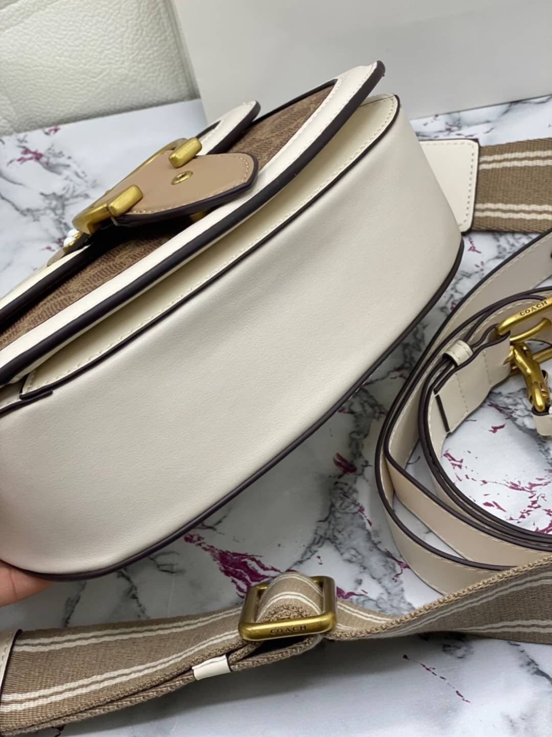 Coach Printed Coated Canvas And Glovetaanned เข้าเพิ่ม 4 แบบ มี 2สาย สายหนังและสายสปอร์ต สุดคุ้มเลยค่าา พร้อมส่งที่ไทยอีกครั้ง ฮอตฮิตไม่เลิกค่ะ ถามหากันเยอะมาก! กระเป๋าสะพายครอสบอดี้ร์ วัสดุหนังแท้ชั้นดีที่สุด! หนังสวย บวกกับอะไหล่แบรนด์ที่ดูเด่นคลาสสิคตร