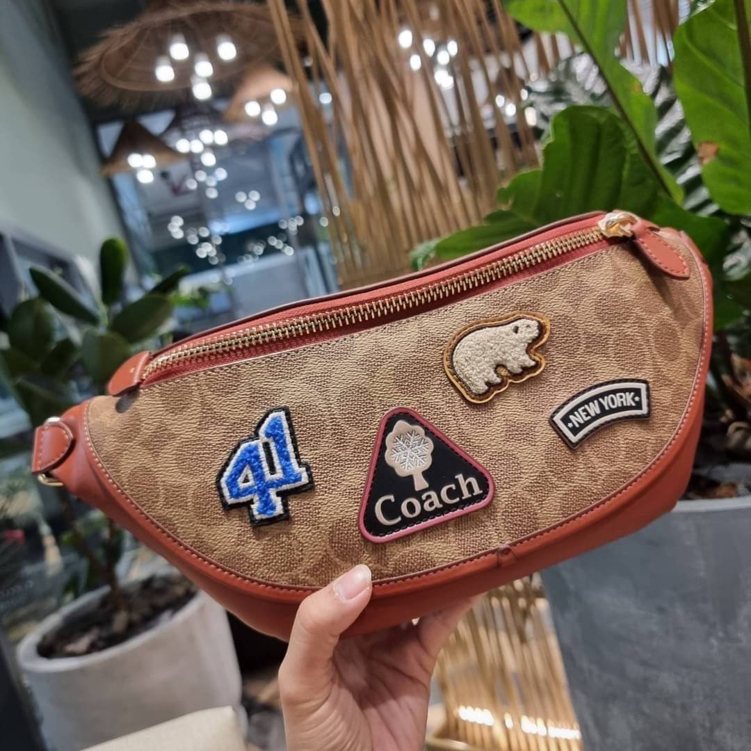 COACH C6678 LEAGUE BELT BAG IN SIGNATURE CANVAS WITH VARSITY PATCHES กระเป๋าคาดอกไซส์ใหญ่ คอลเลคชั่นที่ฮอตไม่เลิก กับดีไซน์สกีเรทโทร วินเทจ ขนาดสะพายกำลังเท่ คูลๆ ใช้งานง่าย ได้ทั้งหนุ่มๆและสาวๆ โดดเด่นด้วยแพทช์ที่สวยไม่ซ้ำใคร วัสดุหนังแคนวาสเคลือบลายสลับ