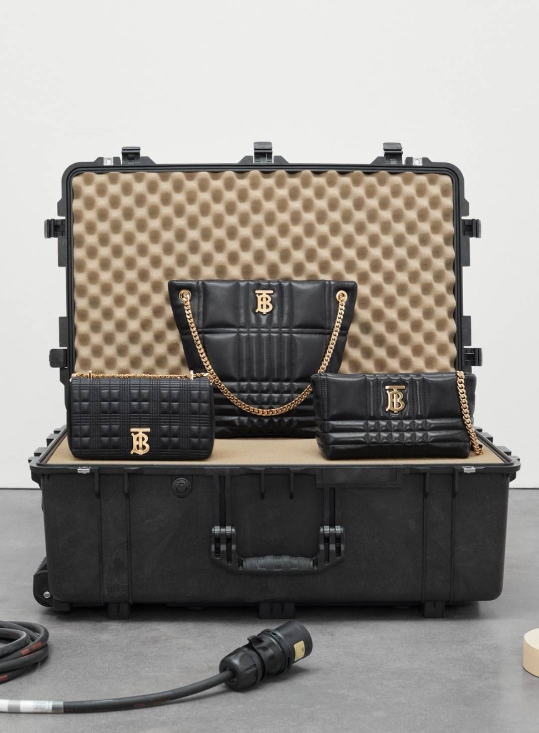 BURBERRY FRAGRANCES LAMBSKIN BAG VIP หนังแท้ Lambskin นิ่มสวยหรูดูดี ภายในโล่งกว้างใส่ของได้เยอะ มาพร้อมสายสะพายโซ่ทองสามารถซ้อนสายสั้นสะพายไหล่ได้หรือจะใช้สายยาว Crossbody ก็ดูดีมาพร้อมกล่องแบรนด์ Original Package อีกรุ่นหายากที่น่าใช้น่าสะสม Rare items 