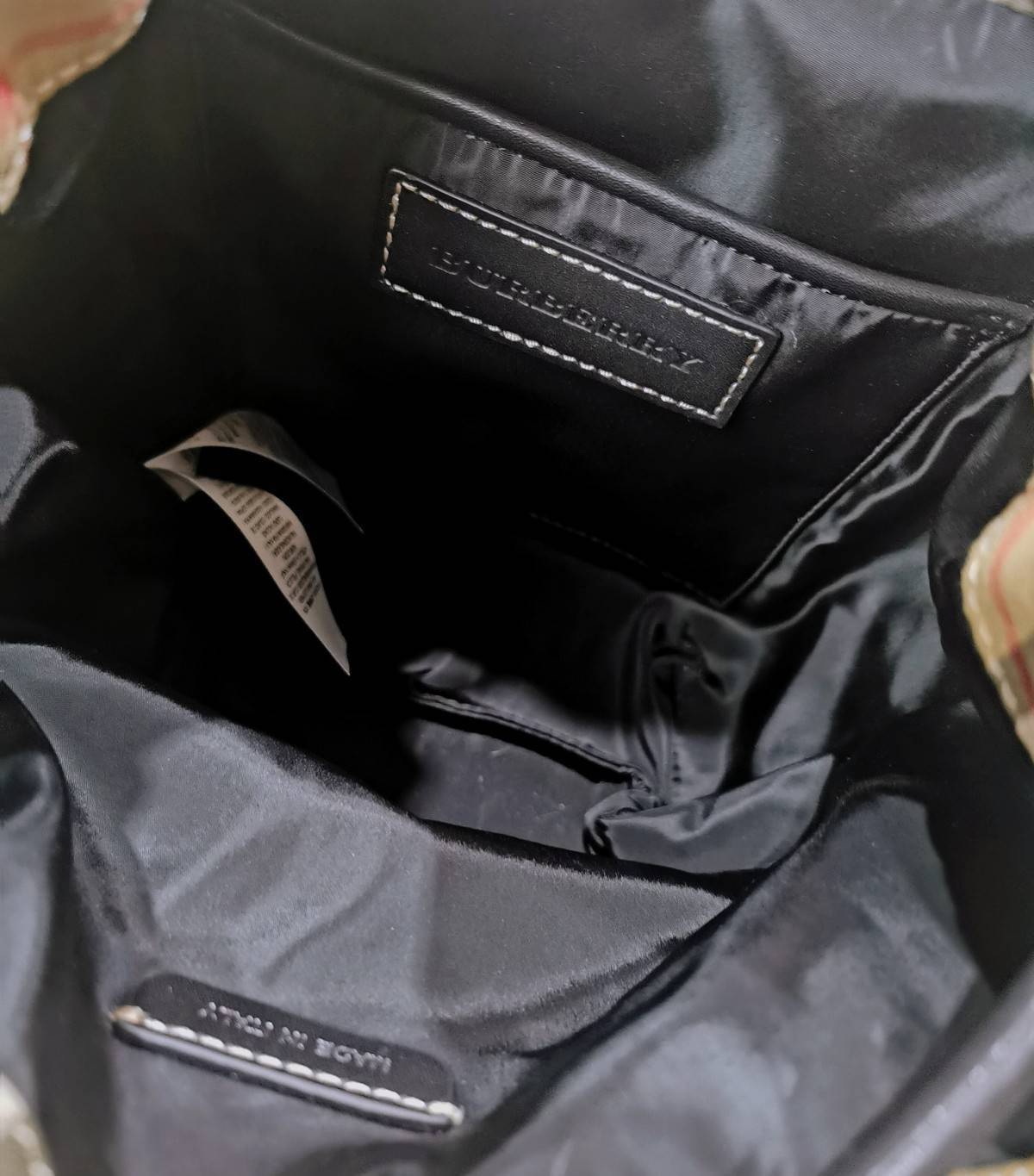 พรีเมี่ยมกิ๊ฟแท้ 100% 】BURBERRY FRAGRANCES VINTAGE 2WAYS RUCKSACK BACKPACK VIP GIFT WITH PURCHASE (GWP) กระเป๋าสะพายพรีเมี่ยมกิ๊ฟLimitedจากเคาน์เตอร์ BURBERRY FRAGRANCES วัสดุ Nylon Canvas ลาย Burberry Vintage Signature สวยคลาสสิค