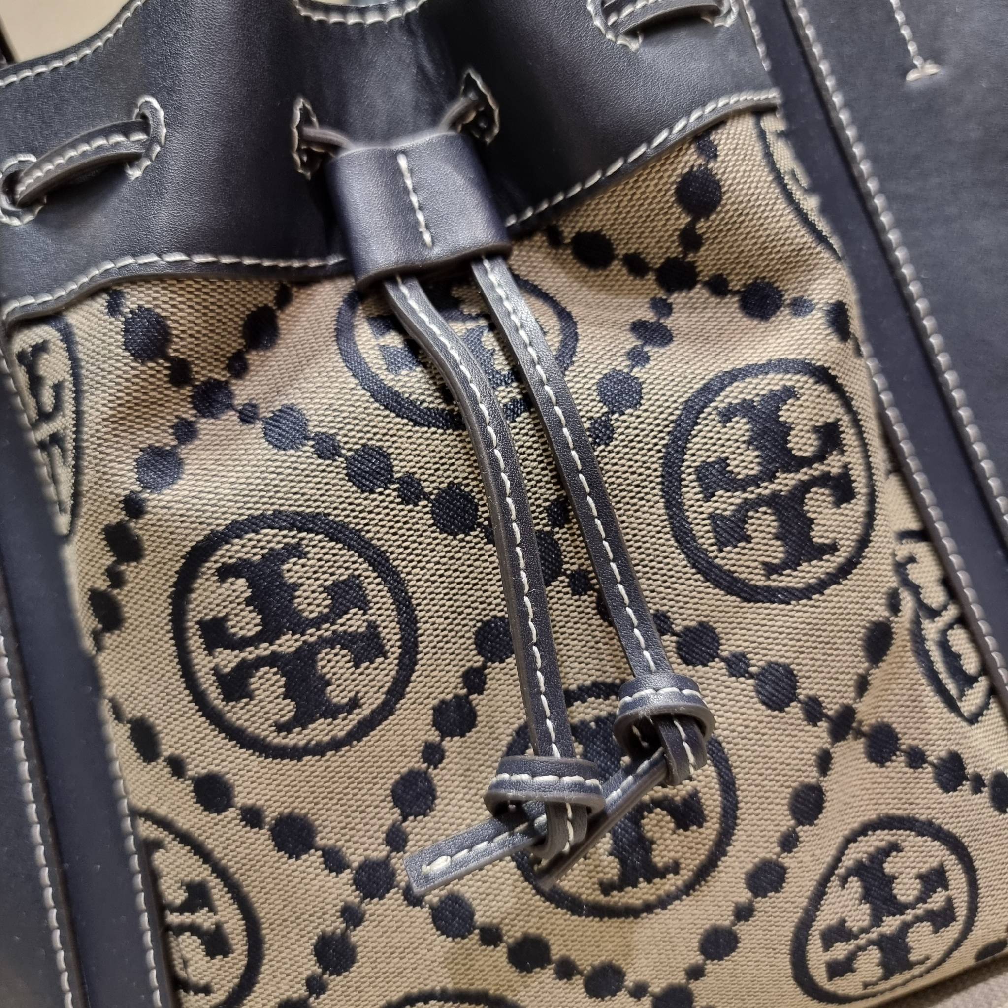 TORY BURCH MCGRAW DRAGONFLY IN MONOGRAM JACQUARD / Tory burch bucket สวยก่อนใคร ไม่ต้องพรีฯ กับกระเป๋าลายโมโนแกรมยอดฮิต ที่มาในรูปทรงดีไซน์ใหญ่ สวยเก๋ ไม่เหมือนใคร ไม่มีซ้ำ!! ใช้งานได้สะดวกด้วยหูจับในตัว และสายสะพายข้างเอามาปรับใช้สะพายได้ตามชอบ ด้านหน้าต