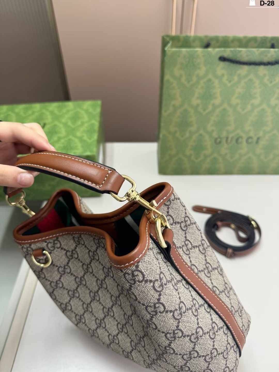 GUCCI GG Emblem mini bucket bag กระเป๋าทรงบัคเก็ตวินเทจรูปทรงใหม่ งานแบรนด์หรู รุ่นนี้ทำออกมาตอบโจทย์ความฮิตมีห่วงอยู่ด้านหน้า สำหรับห้อยตุ๊กตา พวงกุญแจ หรือจะผูกโบว์สวยๆก็เลิศ ดีไซส์สวยใช้งานง่าย ภายในโล่งกว้าง