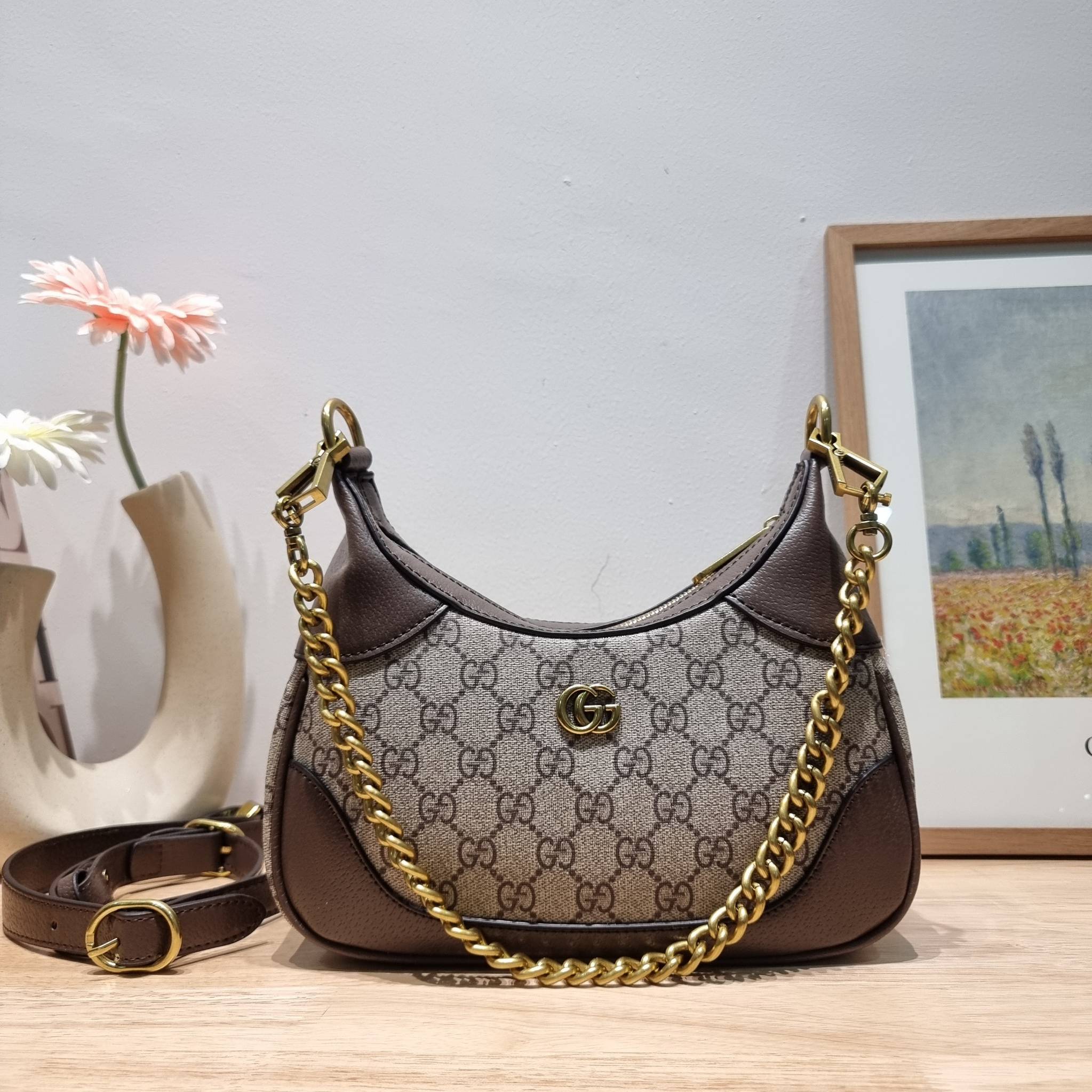 GUCCI Aphrodite small shoulder bag / GC crossbody pouch bag กระเป๋าสะพายทรงคลาสสิค ดีไซน์ย้อนยุคผสานความโมเดิร์นด้วยรูปทรงพอช ที่ใช้งานได้ทุกสไตล์ วัสดุหนังแคนวาส ทนทาน ภายในกระเป๋าเป็นช่องโล่ง สายสะพายมีลูกเล่นหลากหลาย มีให้ทั้งแบบโซ่คล้องไหล่ สายหนังที่